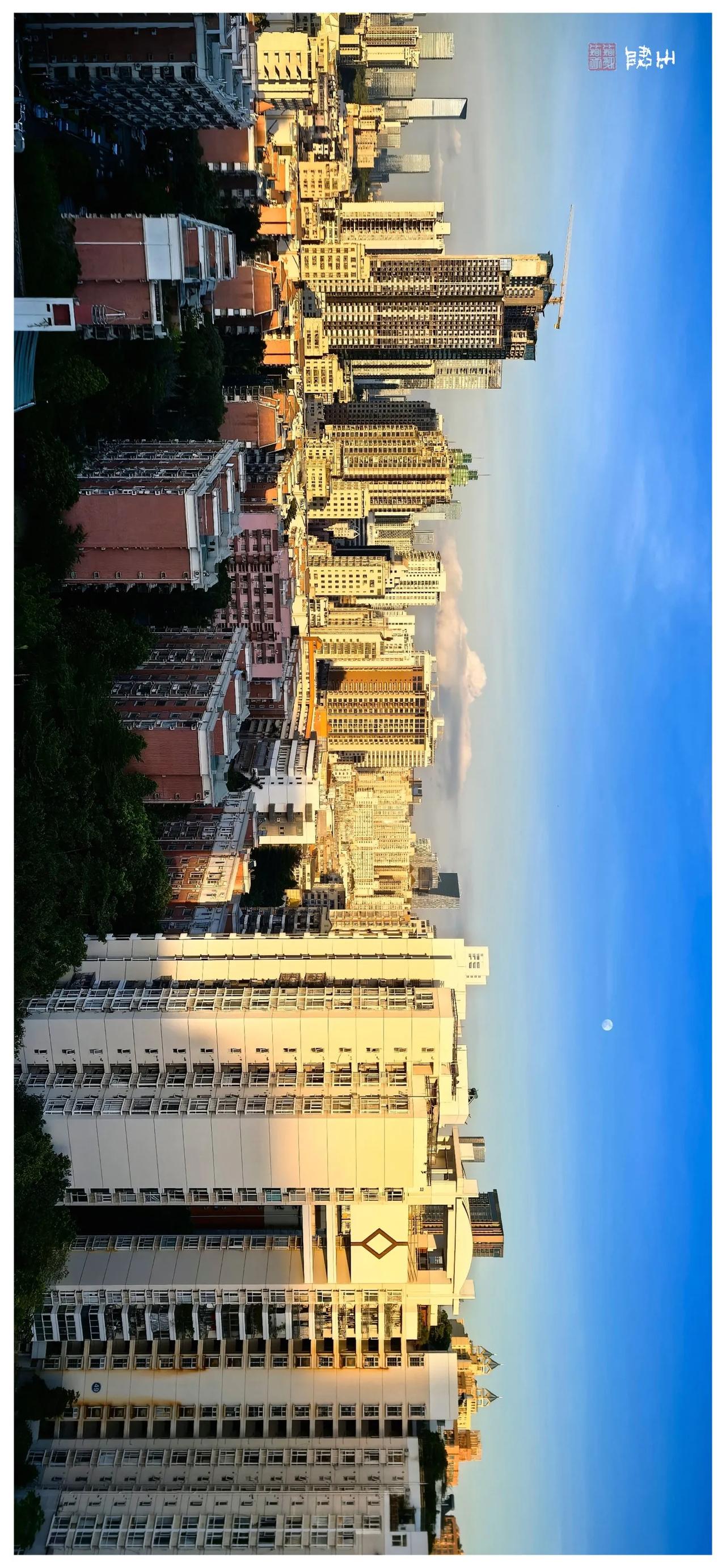 夏日黄昏之月
一起发现深圳之美 
快来看呀！黄昏如精心准备的一场盛大演出，幕布悠