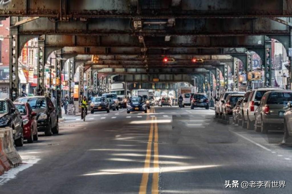 【最新消息：在美国纽约，一辆起火的汽车发生爆炸，导致7名消防员受伤】
纽约时间2