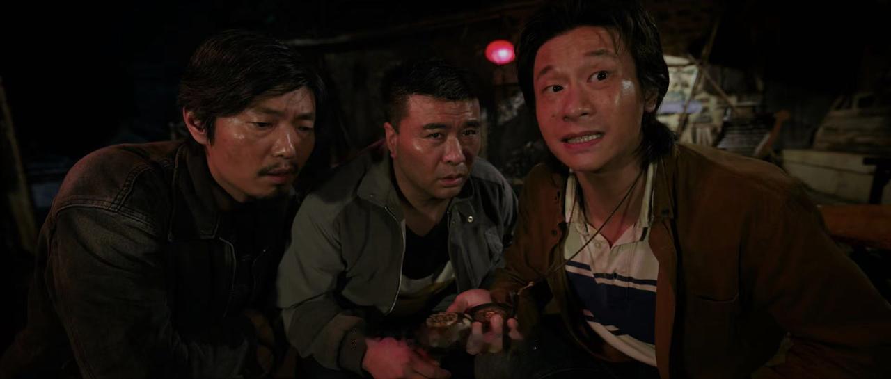 《迷墙》的剧情好搞笑啊！

村里有个太奶，大家有什么问题都喜欢问她。

而那天晚