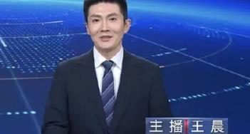 央视新闻频道出现一位帅气的90后男士主播，他微微一笑的样子，好温暖好感人！

原