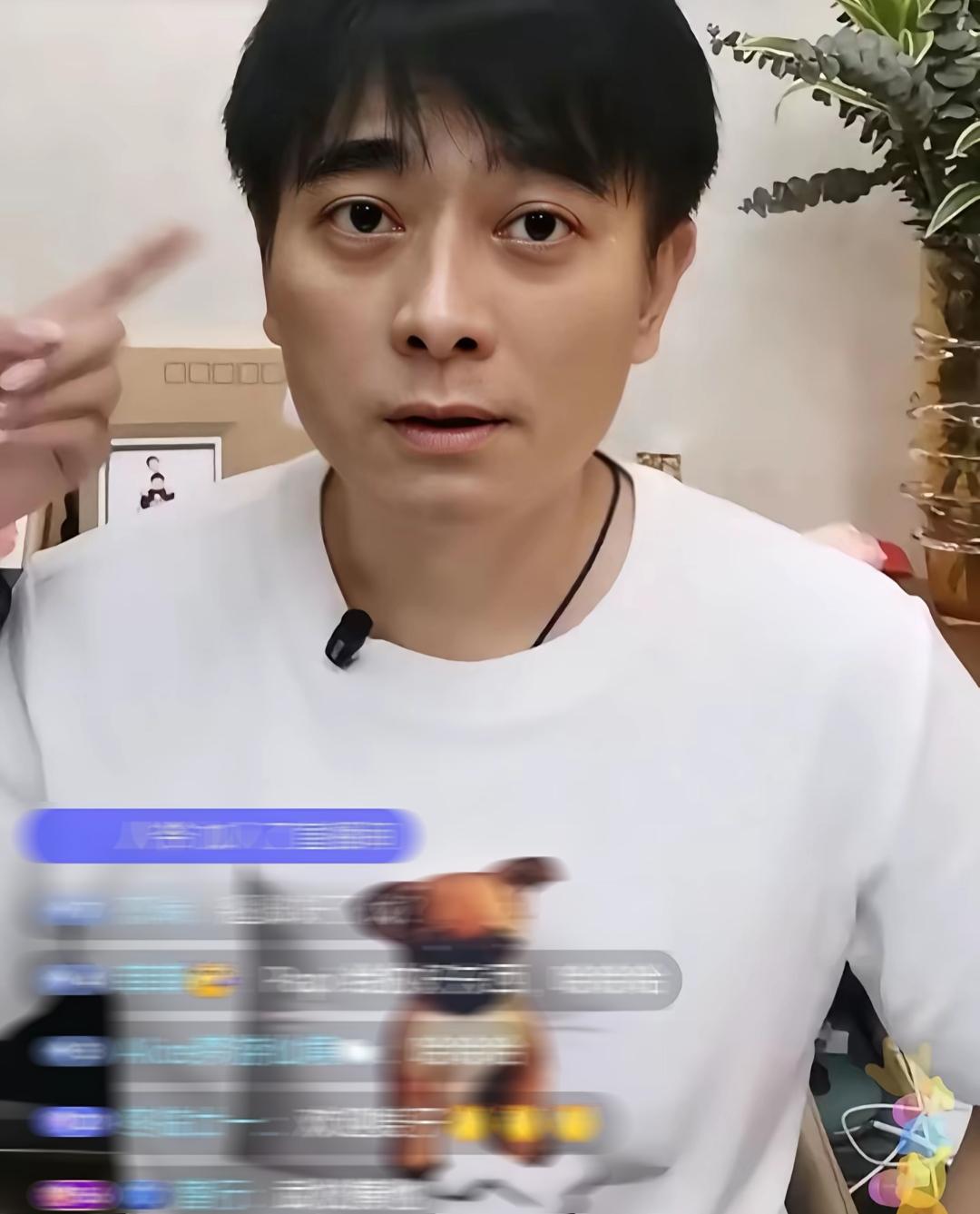 演员陈龙直播的时候，
他老婆突然出镜，
用手指着他，
让陈龙当着网友的面说，
自