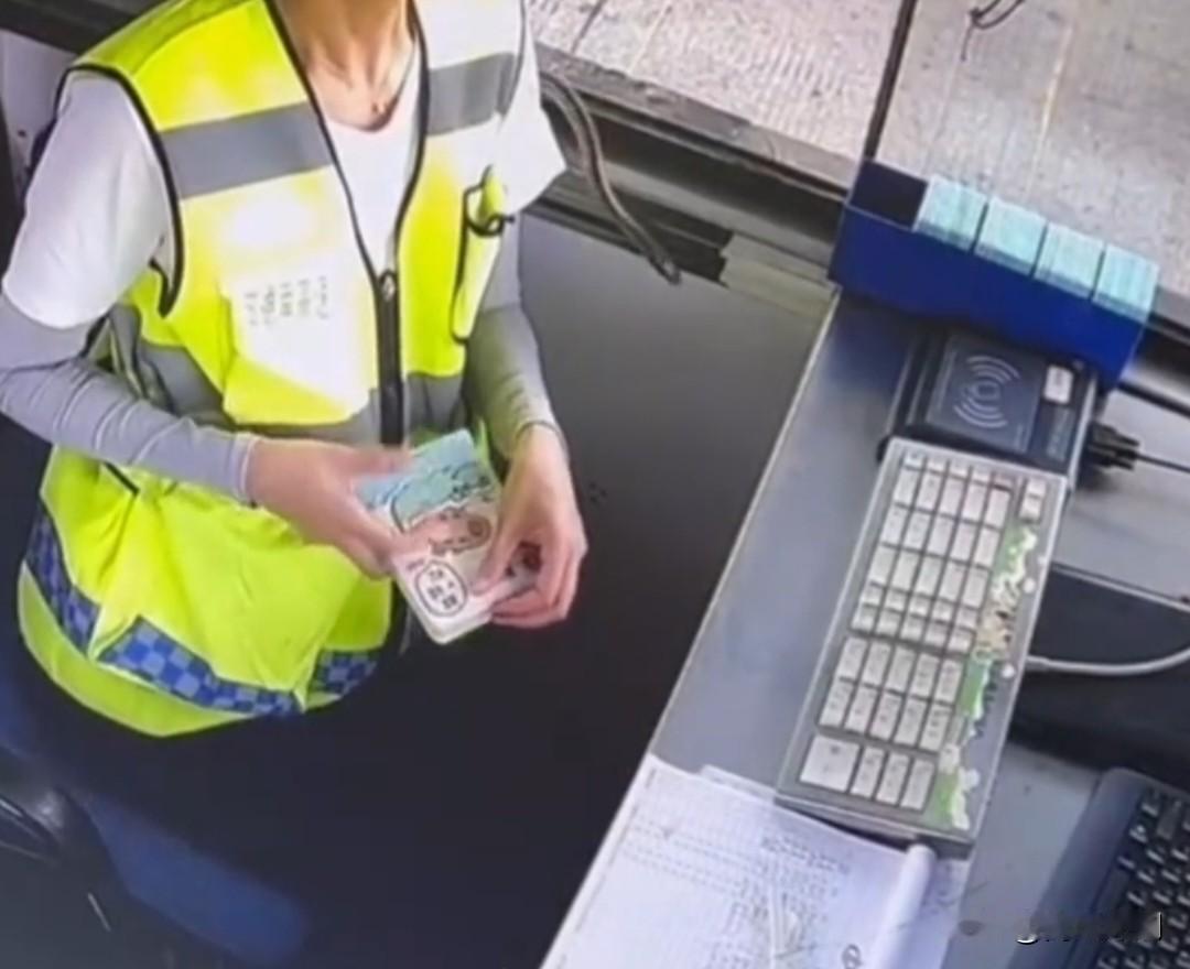 女子吓得夺门而出  监控里，一位女收费员正好好工作呢，一条细长的蛇从她背后窗户钻