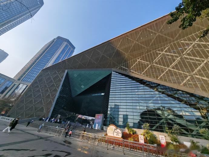 战国时期三床：成都博物馆藏战国漆床。一般来讲，战国时期席地坐卧，但“床”可能在殷