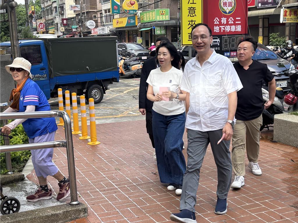 26日是罢免投票日，上午时分，朱立伦和妻子高婉倩来到桃园市八德区社福馆，在这里完