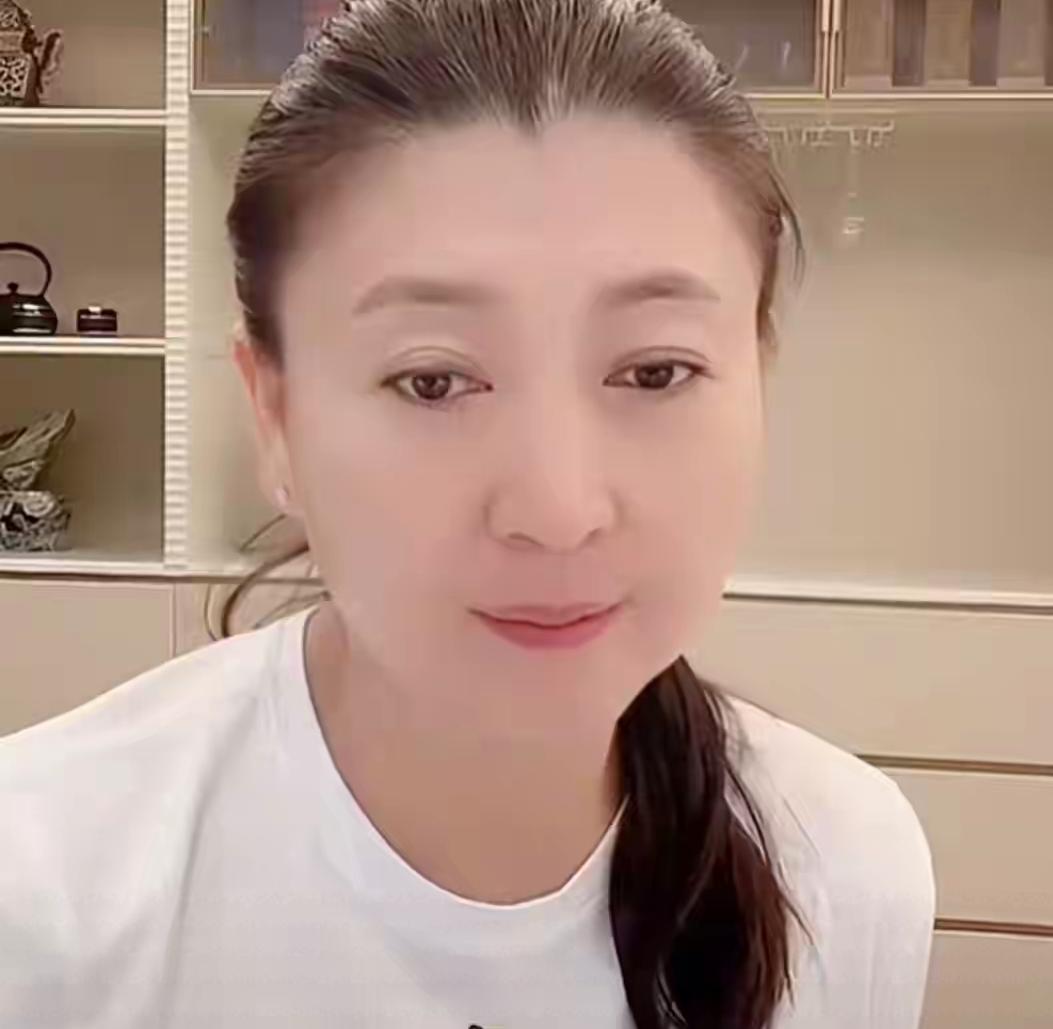 被禁关注不到24小时！闫学晶再遭打击，代言厂家切割，将追责索赔娱乐 明星