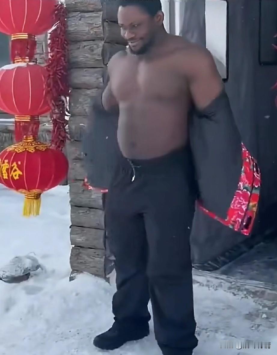 大家有没有发现一个事实？
那就是黑人他们的体格儿非常强壮，
而且他们个子也非常的