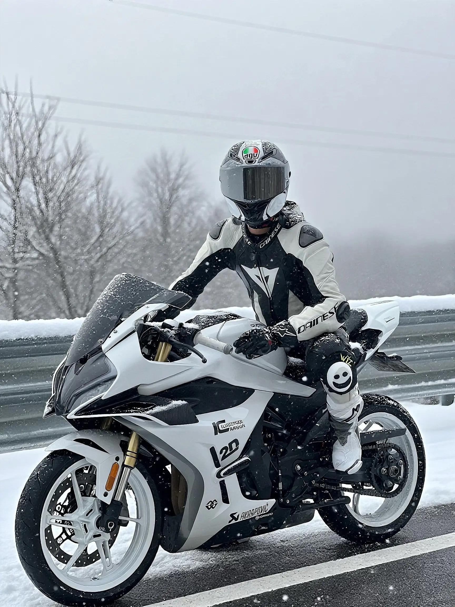雪花头盔和下雪天很配哦