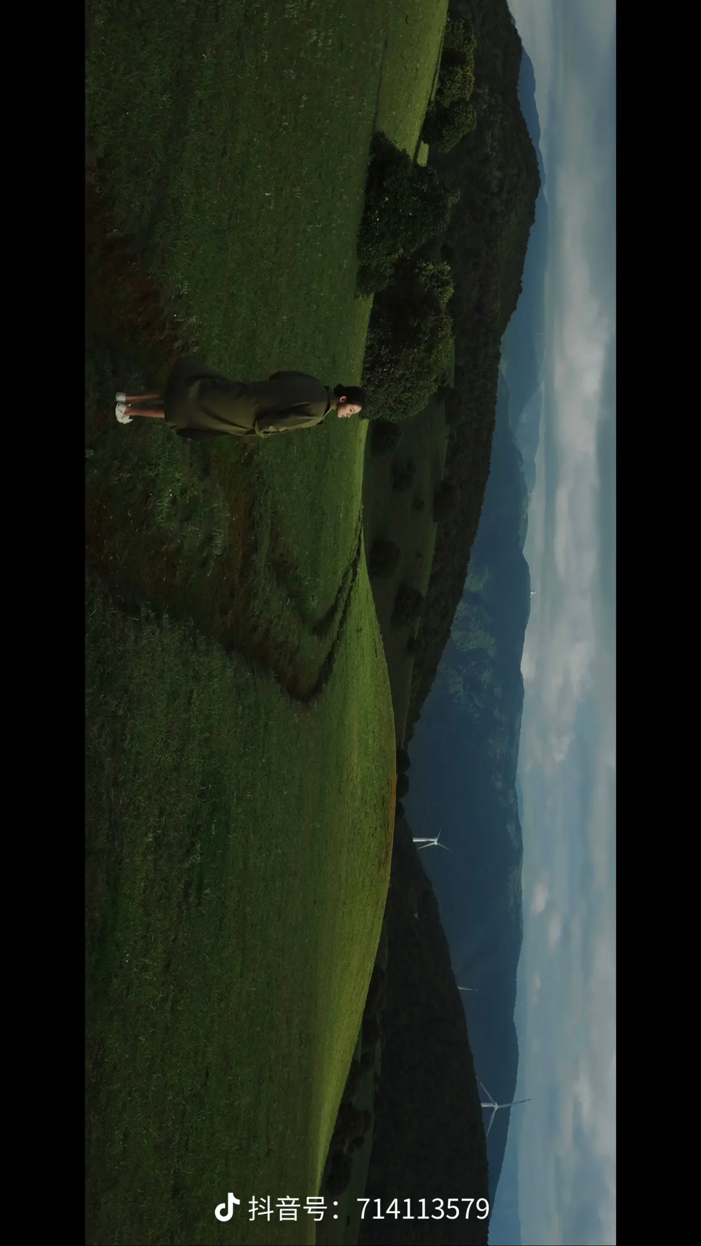 高级感人像摄影技巧：
1、拍大景
2、不要脸
