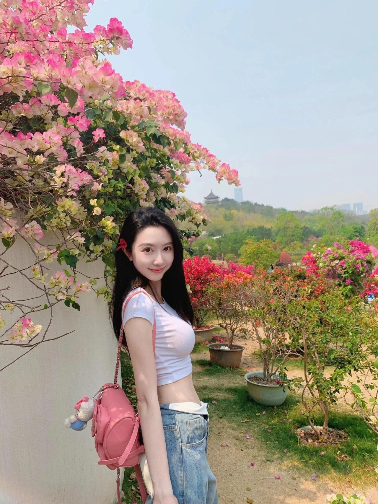 少女心满满的花海自拍，粉色包包和花丛相映成趣，元气满满的一天！🌸💕