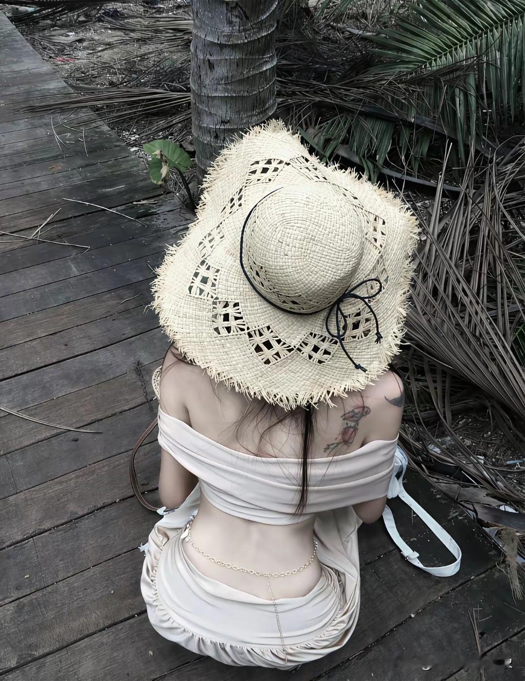 女朋友这样穿衣服，大多数男生接受不了吧。

我能接受，因为我没女朋友[笑哭]
