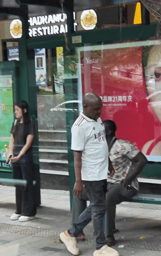 网友在街头看到很多非洲黑人正在等公交车。
难道这些黑人来咱们中国很容易吗？