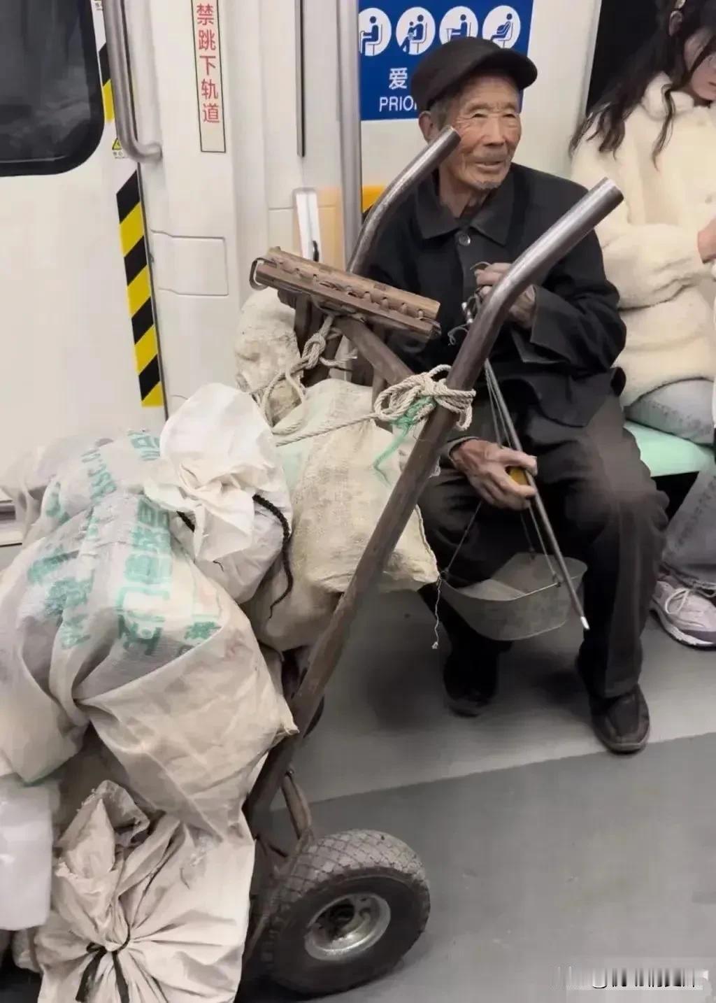 看哭了，整个车厢里的人都是好人，他们用行动诠释了什么叫:勿以事小而不为。88岁的