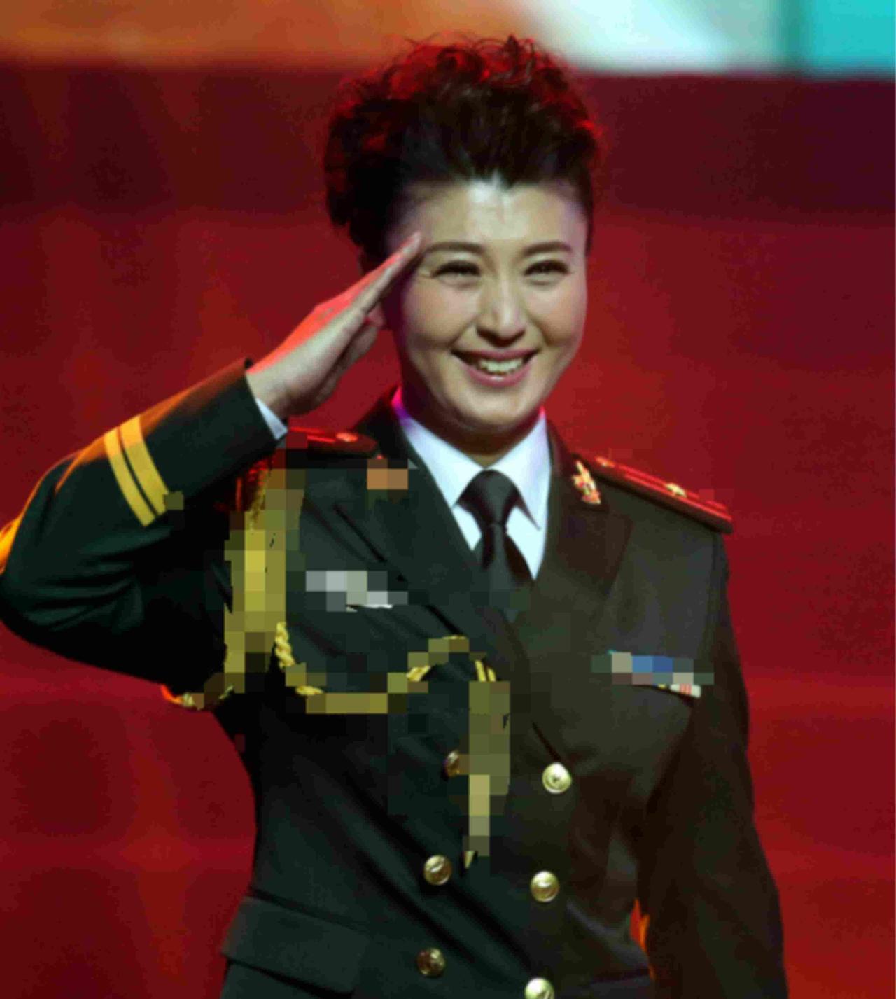 闫学晶炫富翻车，杜旭东代言塌房，许亚军缺席葬礼引众怒

闫学晶过去演农村妇女让人