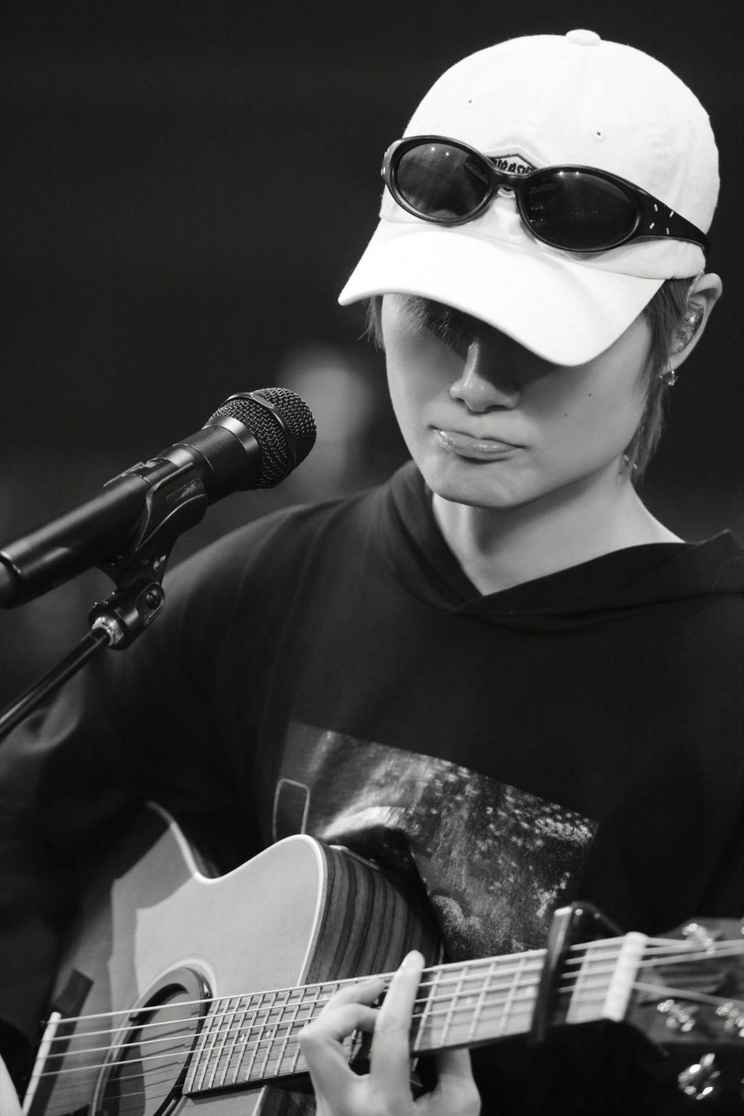 李宇春时隔14年武汉开演唱会 夜游黄鹤楼定格绝美夜景，闲暇时刻沉浸式品尝江城美食