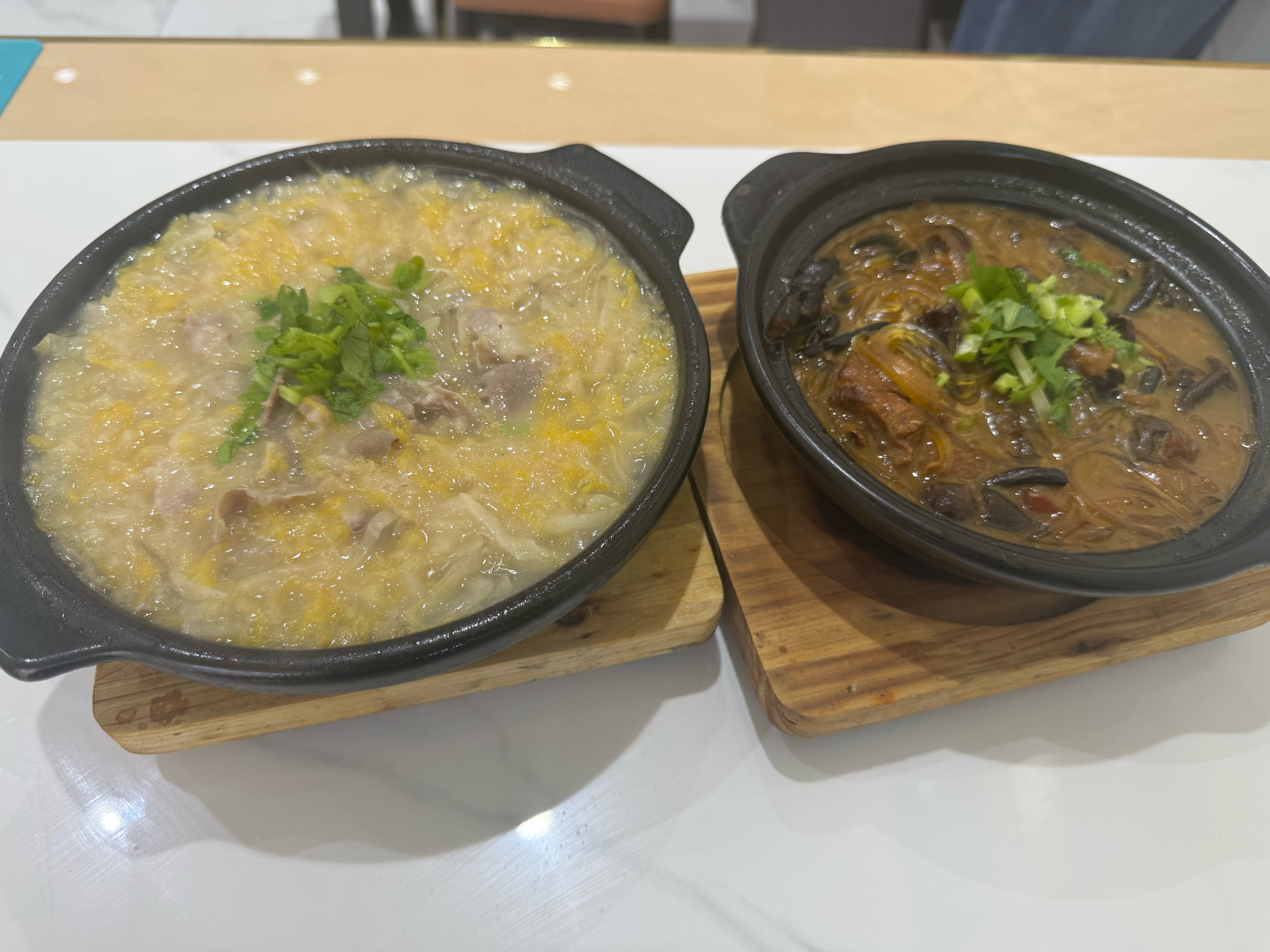 炫饭时刻，酸菜羊肉砂锅+小鸡蘑菇砂锅。豪赤！豪赤！ ​​​