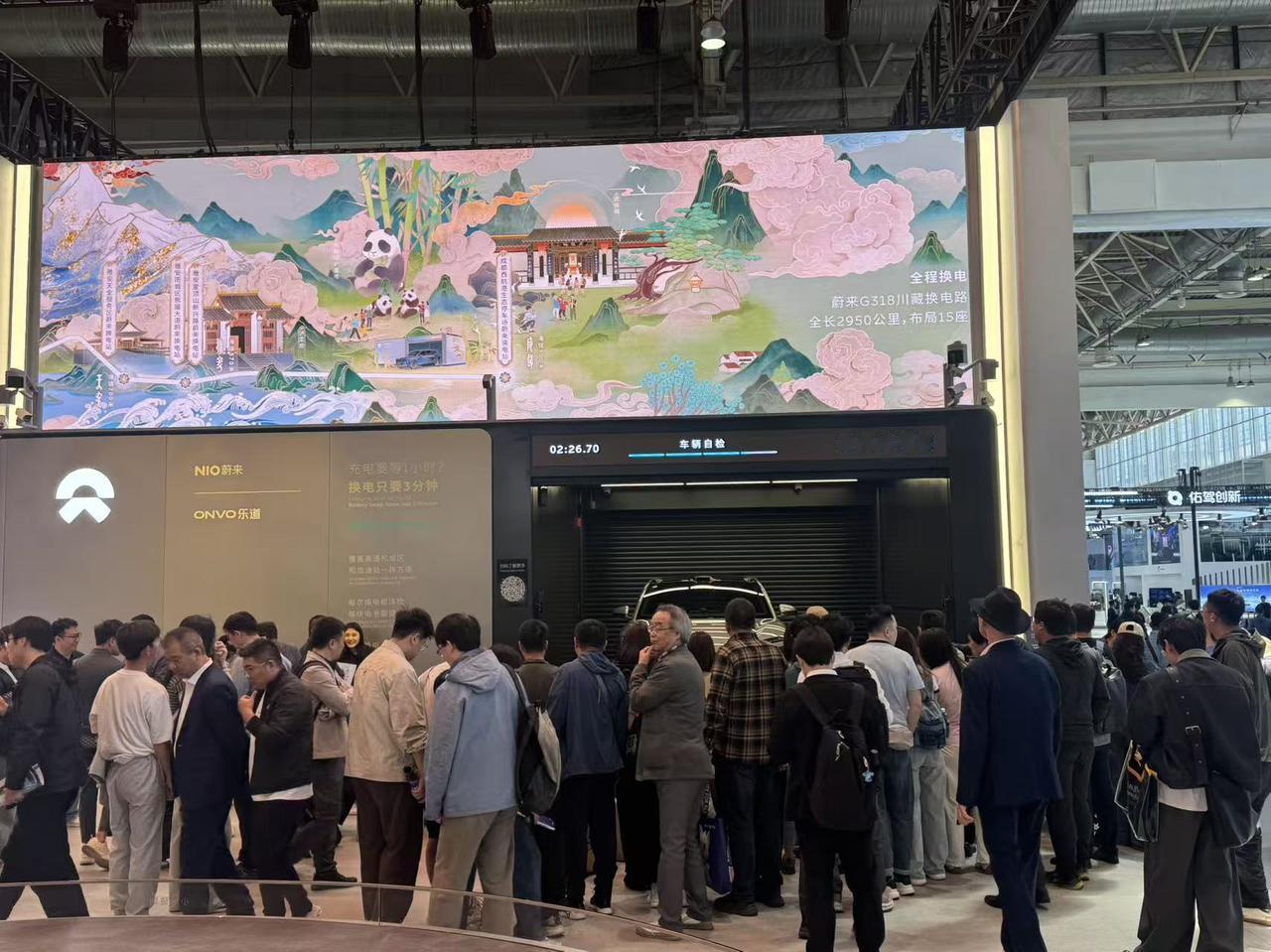 蔚来将换电站搬进了北京车展现场，现场演示换电全过程，围观人还不少，看来不少人换电