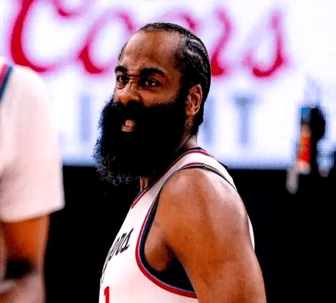 哈登带病出战，让人担心他到底还能坚持多久。
 

他在比赛中拼尽全力，却只拿到1