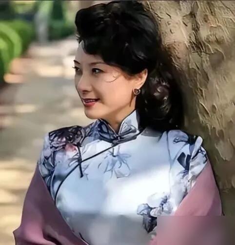 62岁的国家一级演员王静，现在几乎没人知道了。原因很简单，她拒绝了递过来的房卡。