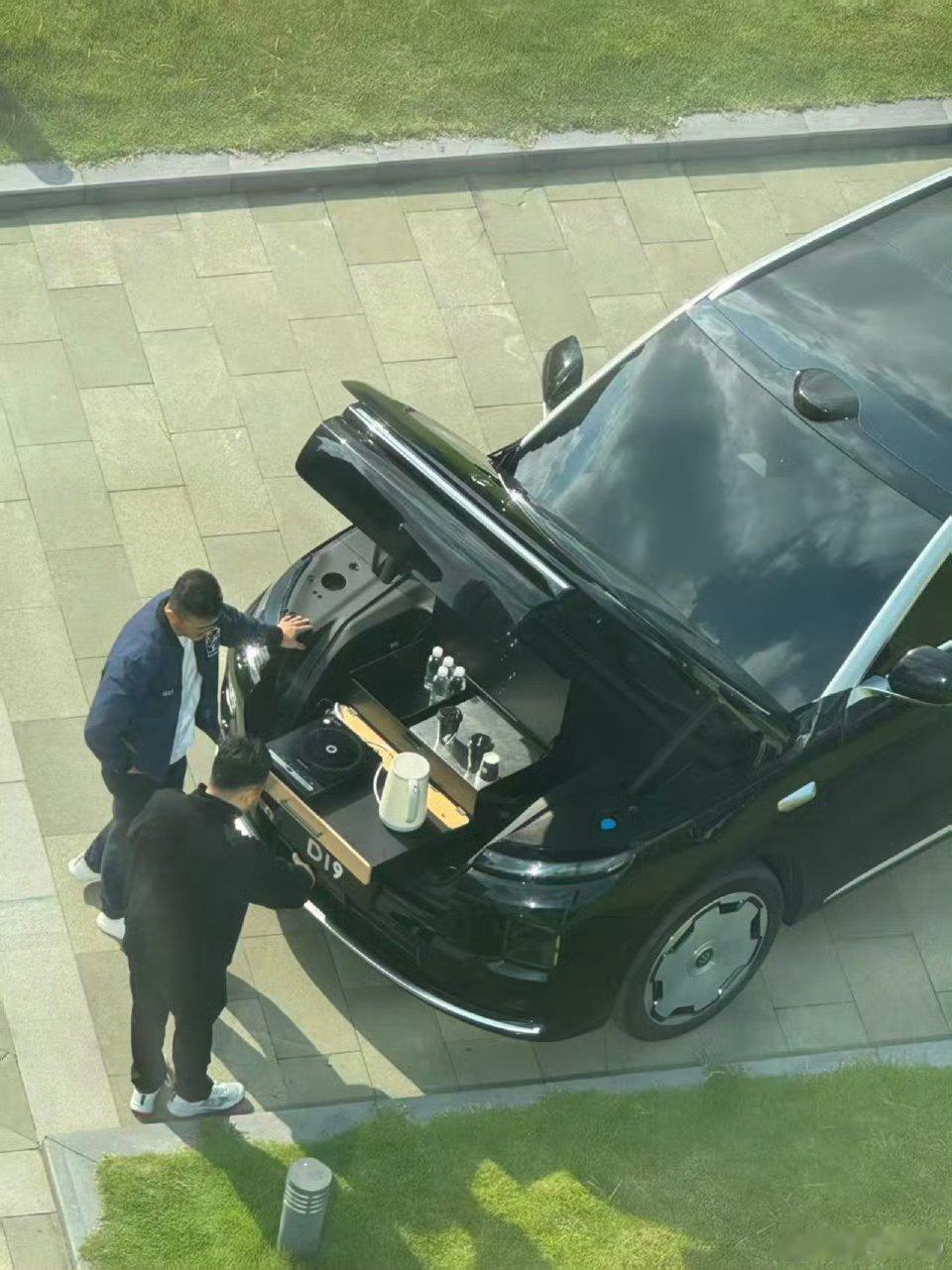 最近发现不少车在产品定义上加强了字面意义的“家”的概念。让车可以做饭、喝茶、甚至