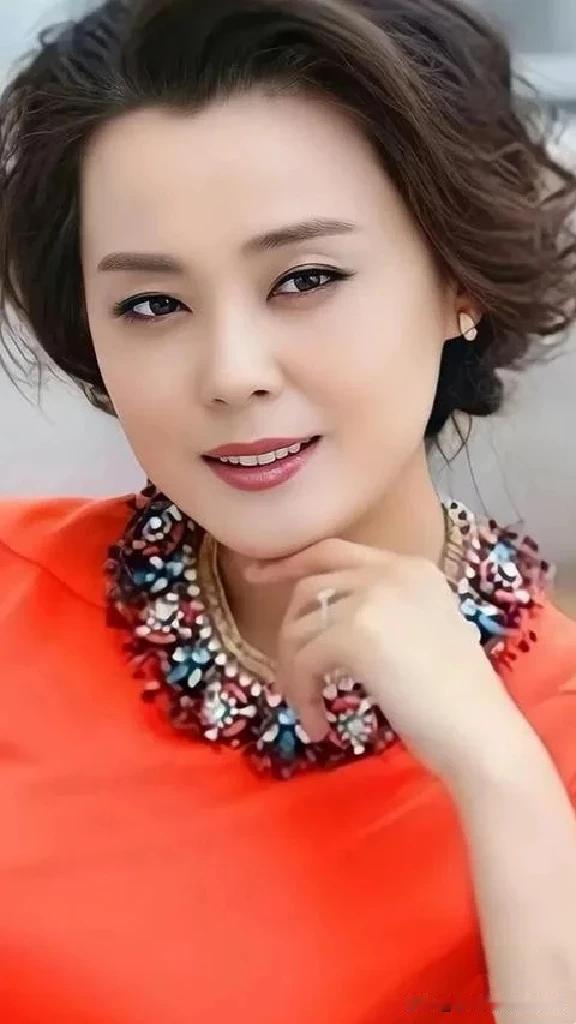 典型的东方美女，看着面熟，就是想不起来她叫啥了，真是越看越爱看啊[心]
 #娱乐