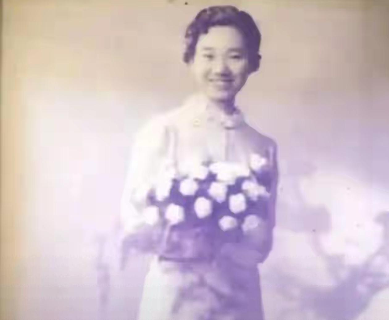 被日寇撕裂成两段，40年后才知道，她竟然是大名鼎鼎的阿庆嫂。

那个年代，战争让