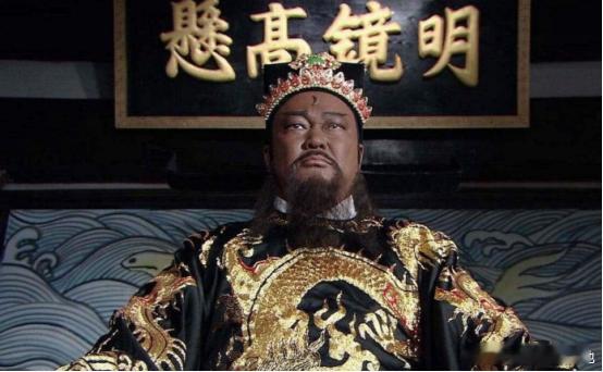 1062 年，包拯与世长辞。出殡当日，怪事发生。原来，他临终时悄悄嘱咐女婿文效：