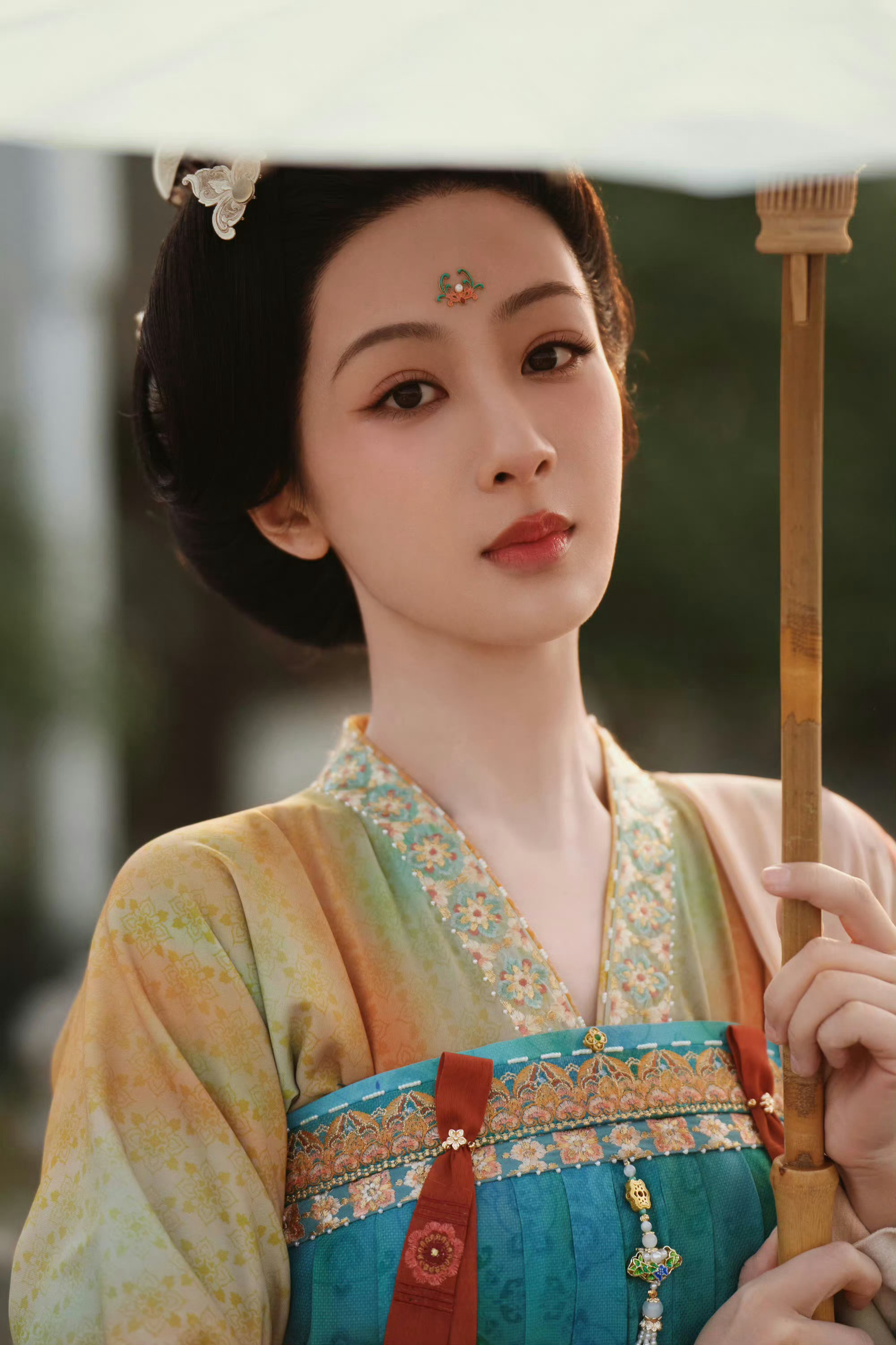 【#杨紫李现国色芳华官宣杀青#造型服化】 华策影视出品的古装剧《国色芳华》杀青↓