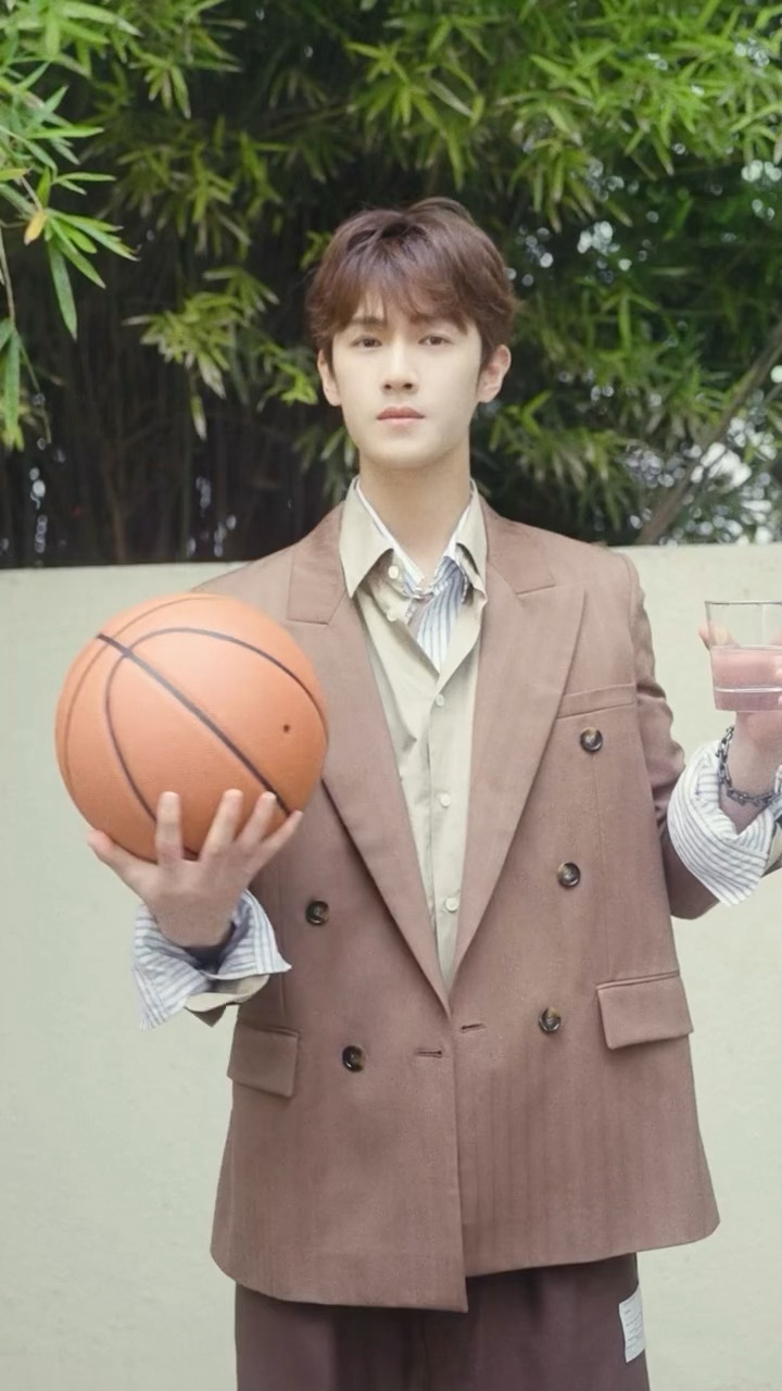 李昀锐阳光帅气运动男孩转篮球🏀