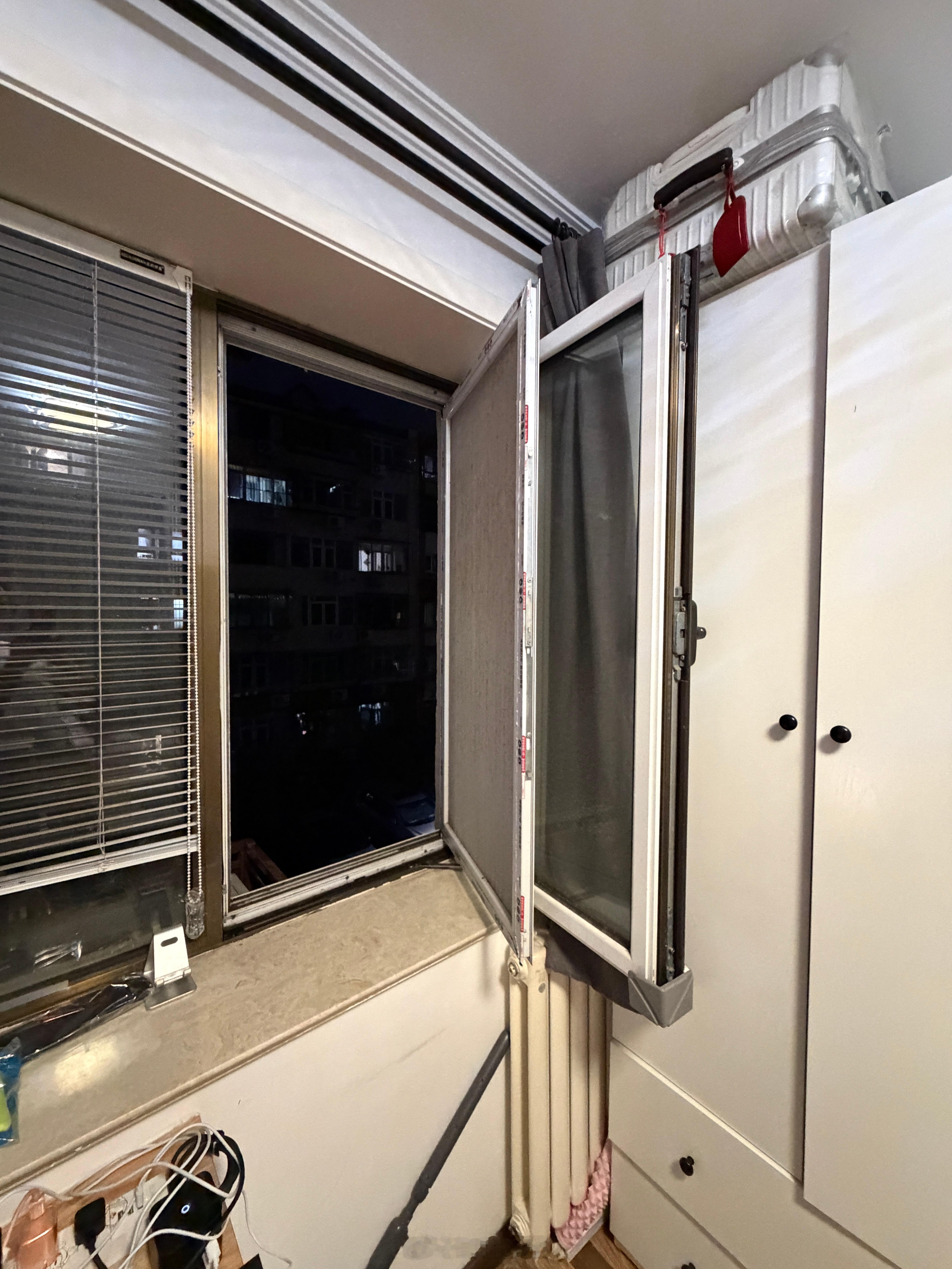 北京暴雨今天出门忘了关窗，到家发现天塌了[允悲]纱窗被吹开，地板全是水，就担心木