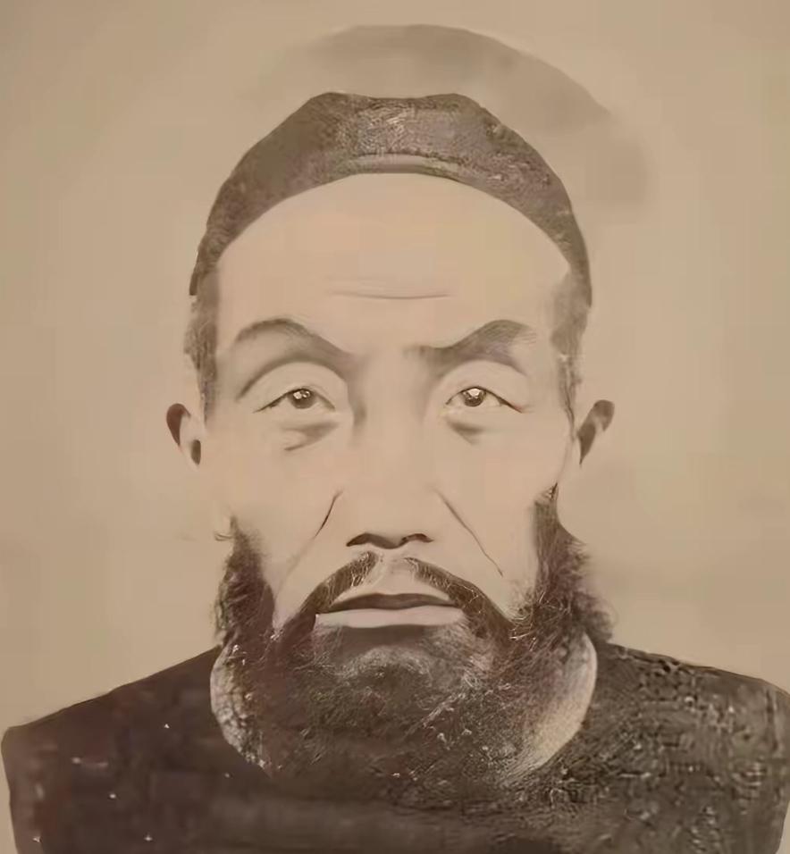 在近代中国的历史浪潮中，曾国藩是极具争议的人物。孙中山斥其“不明春秋大义”，这一