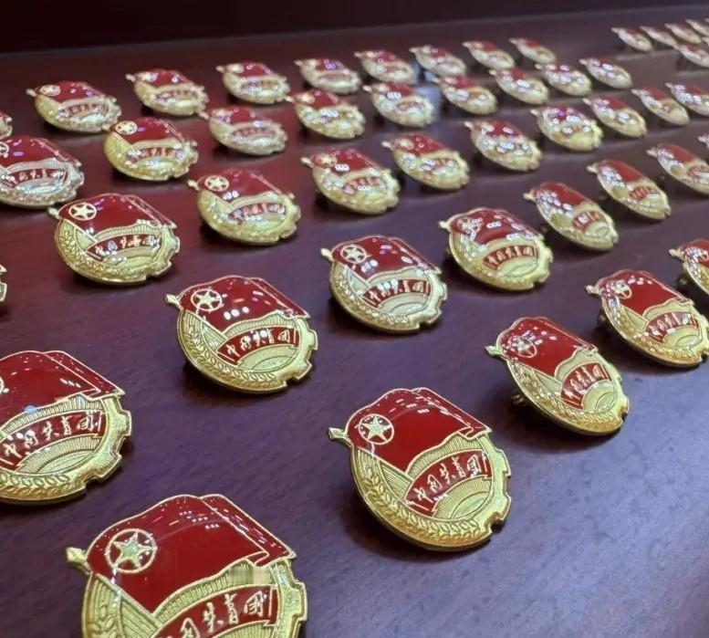 初一女生被班主任推荐去上团课，一学期写汇报、刷题、面试全通关，结果今天老师一句“