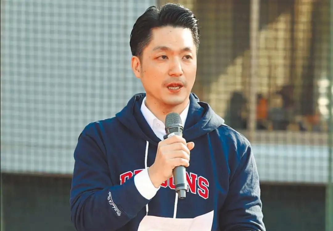台风“巴威”逼近台湾，暴风圈已经触及陆地。台北罕见连续放两天台风假，民众只想安稳