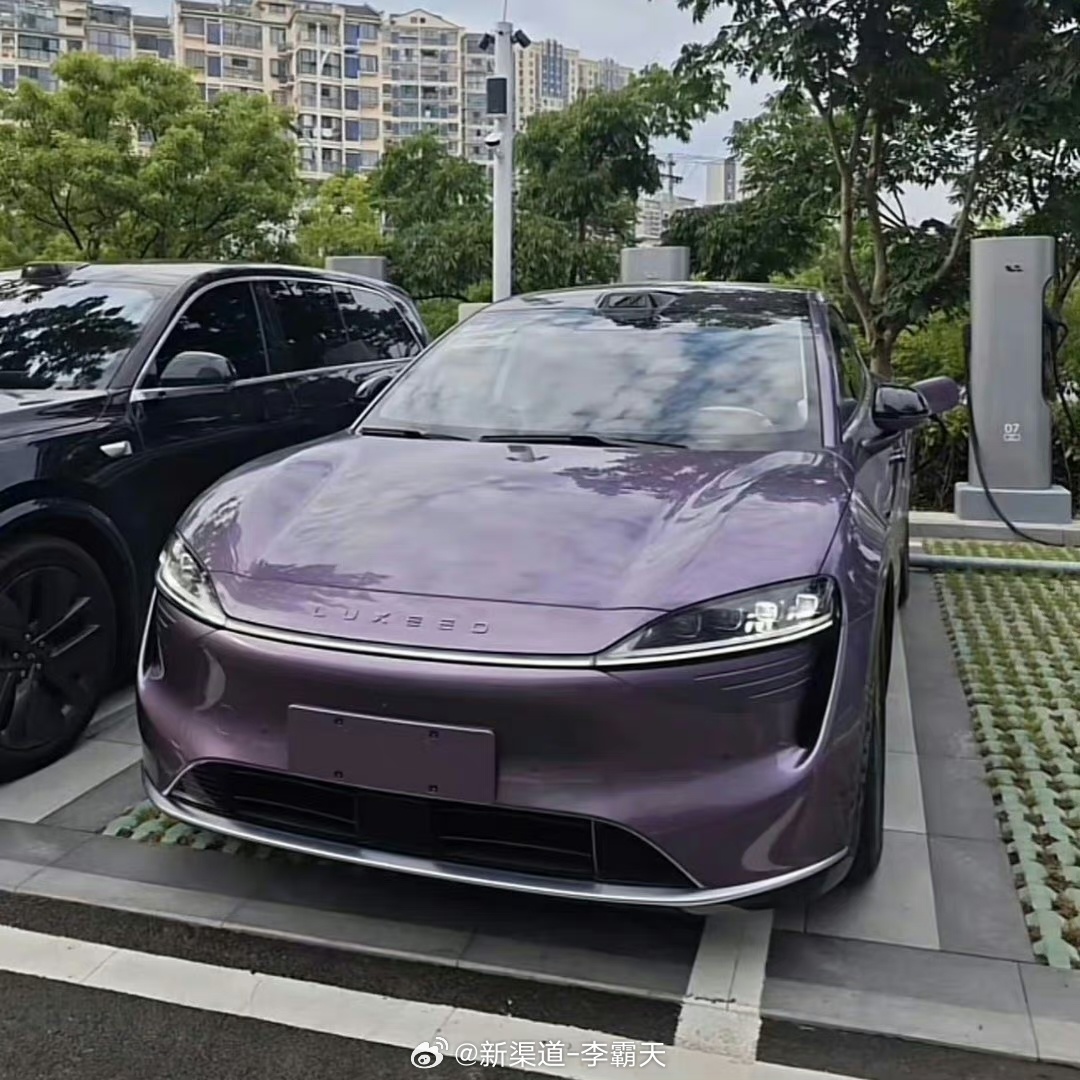 #智界R7# 这个“绝绝紫”配色怎么样？实车看起来尾部有点奔驰GLC Coupe