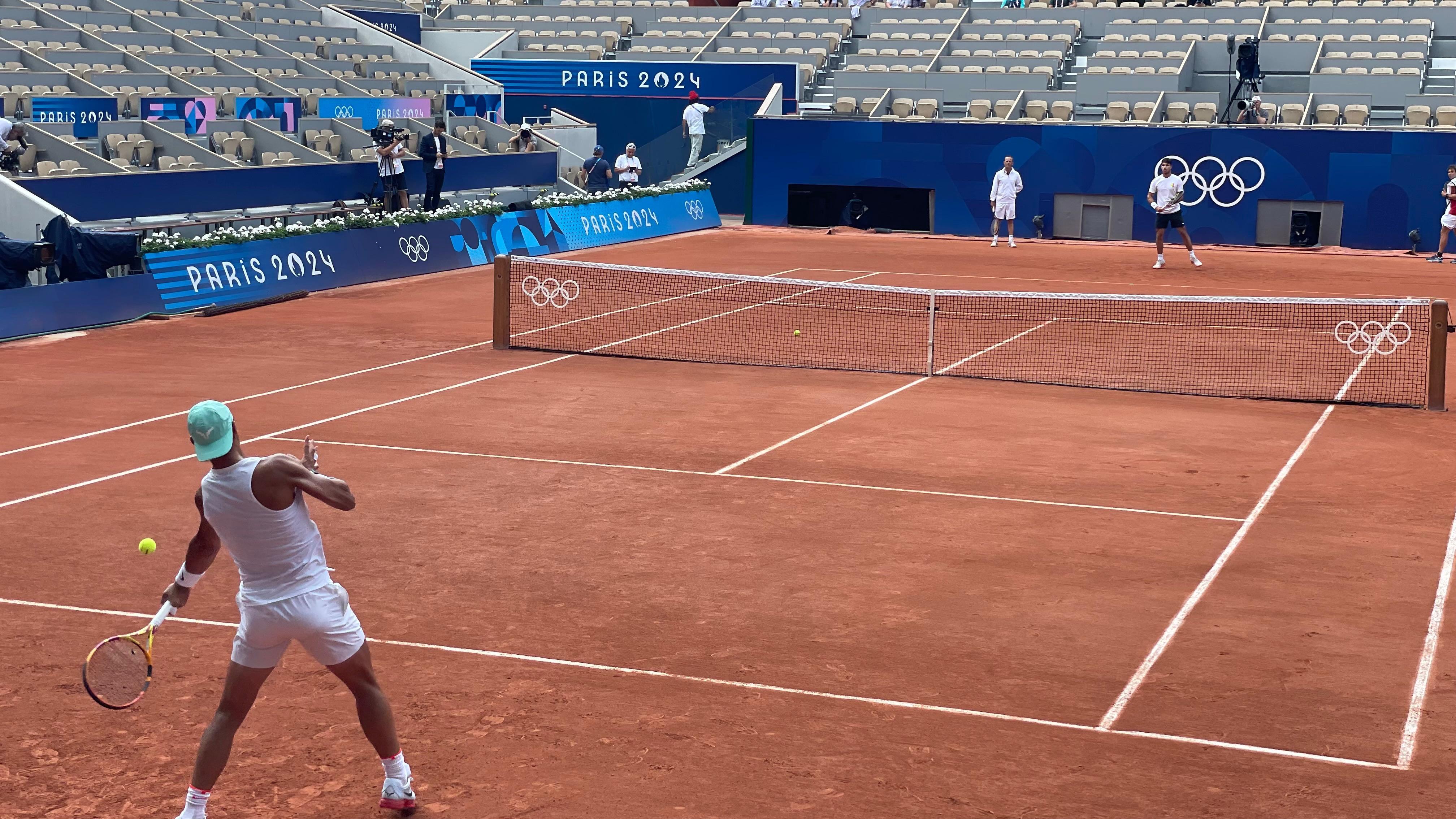 昨天互相围观对方训练的纳达尔和阿尔卡拉斯，今天终于合体进行了搭档练习，虽然他们有