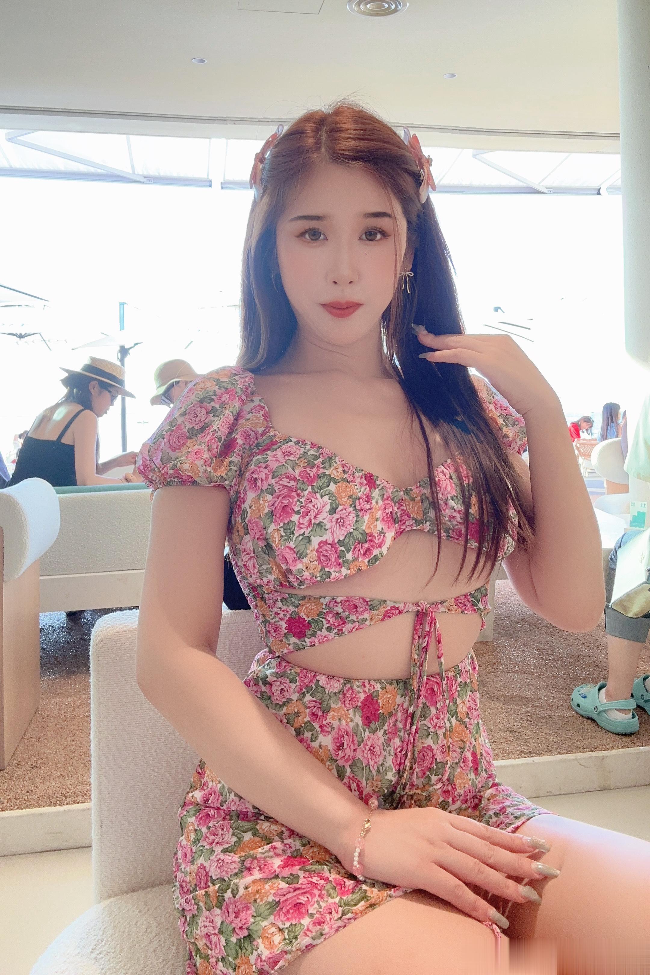 今天是妈咪的乖女儿，陪妈妈来海边走走，喝点东西，共度一个愉快的周末，明天就回上海