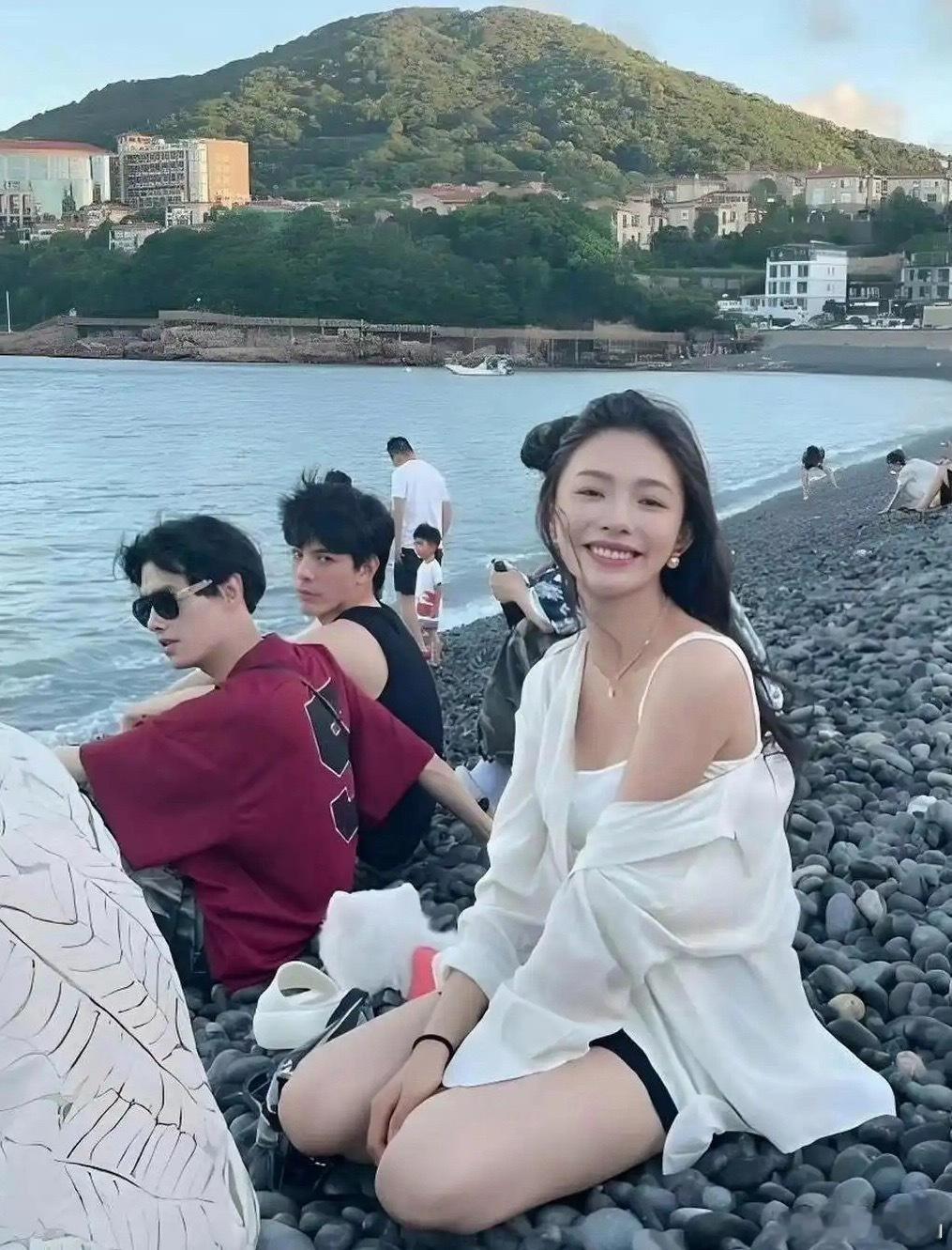 林允去海边玩居然没有路人认出来，那两个男生也不去要个签名 