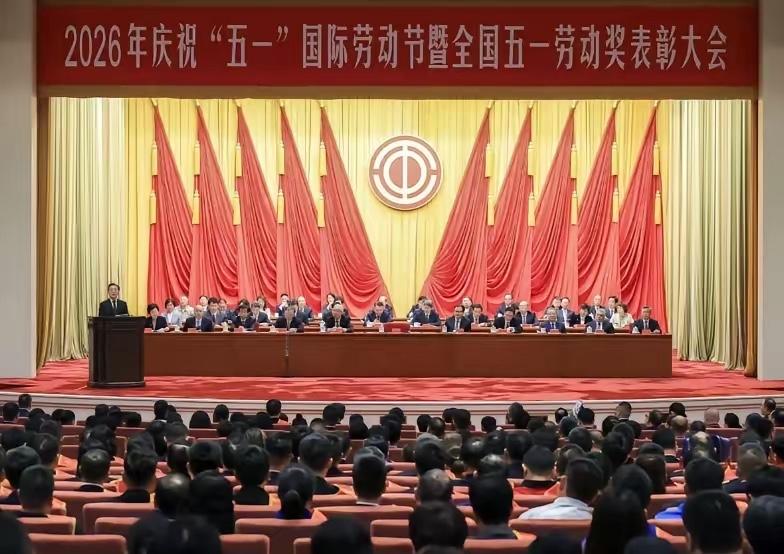 看完今年五一劳模名单，我真的忍不住了！

每年五一评劳模，总能戳中大众的情绪点。