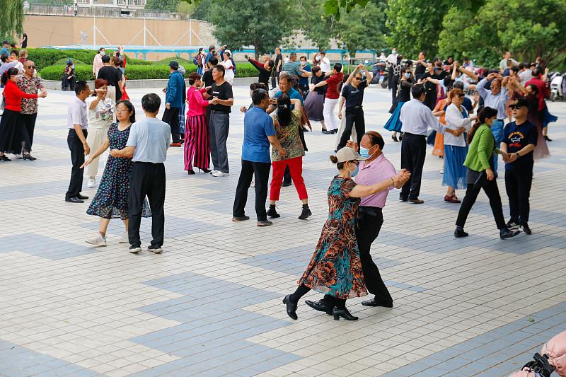广场上跳交谊舞的怎么大多是上了年纪的大爷大妈。大妈们脸上早爬满了深深浅浅的皱纹，