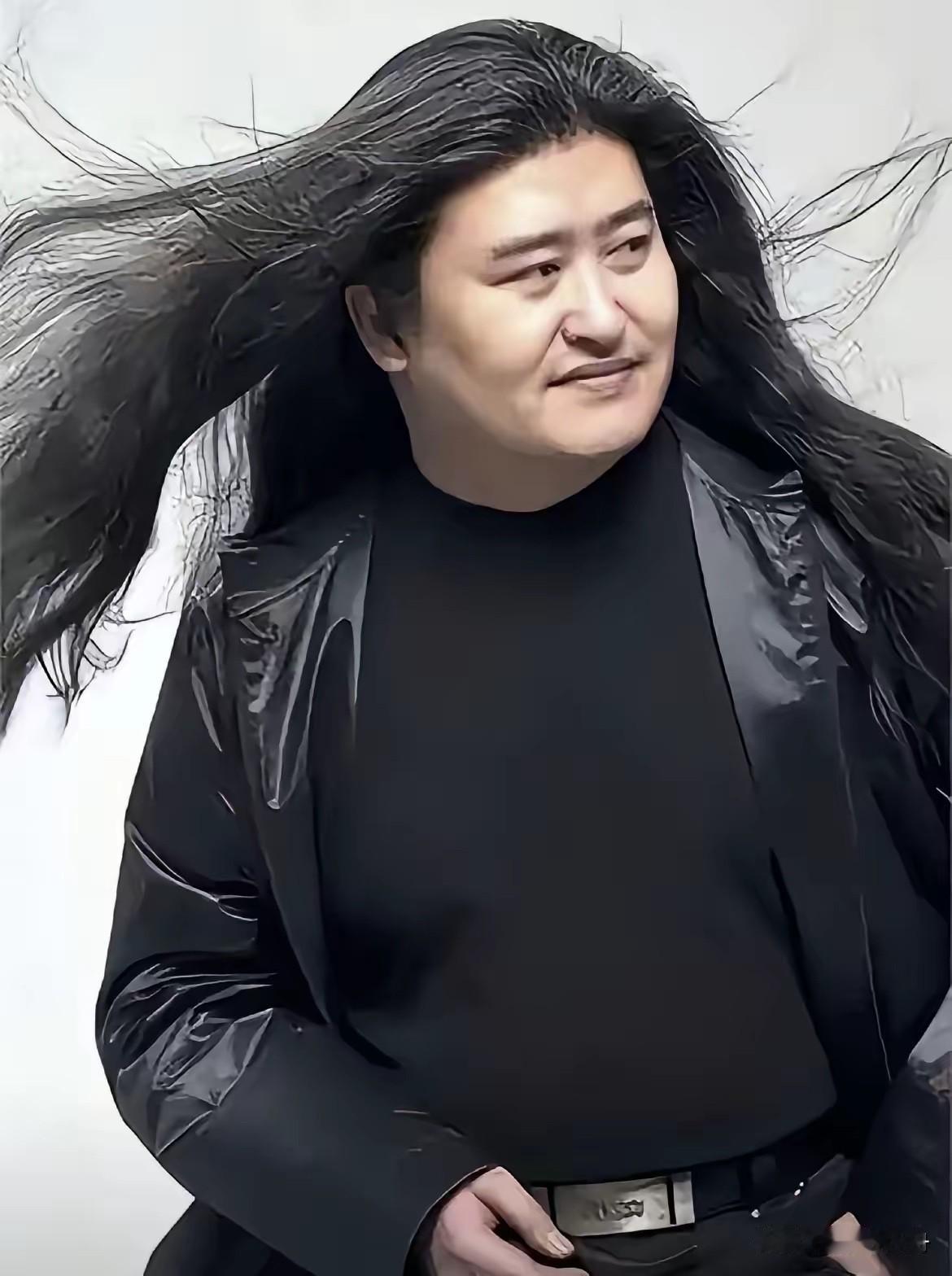 刘欢留了几十年长发，真相终于不是秘密了，不是什么艺术范儿，也不是刻意立人设。
​