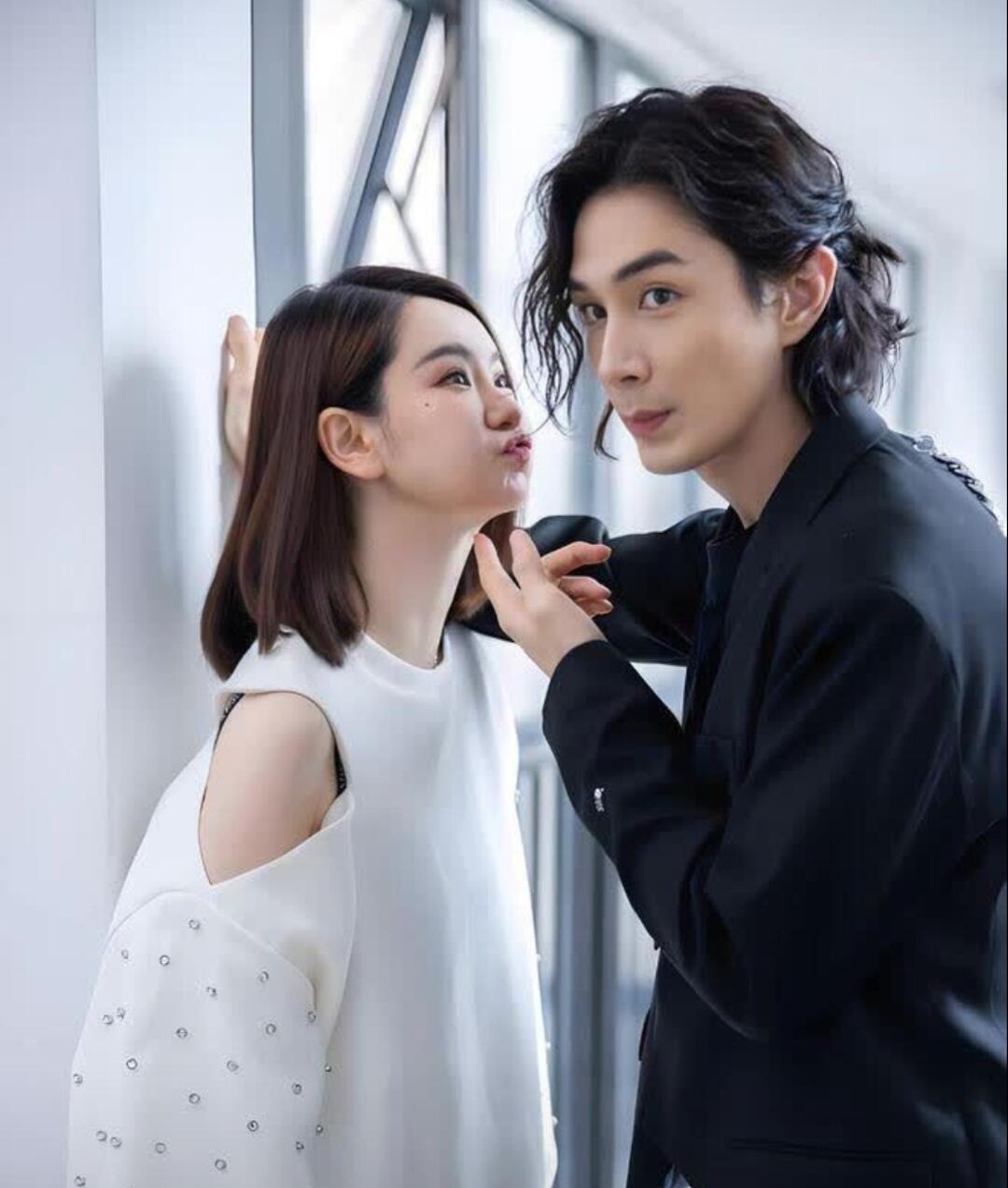 戚薇手机背面是一家四口合照戚薇把家人印在了手机壳上细节真的好戳人戚薇直接把一家四