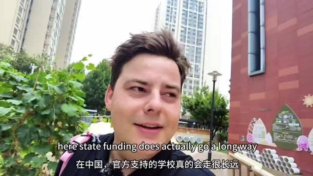 英国博主晒出大惊喜！外籍娃没户口，照样读国内公立幼儿园。

一位定居青岛的英国博