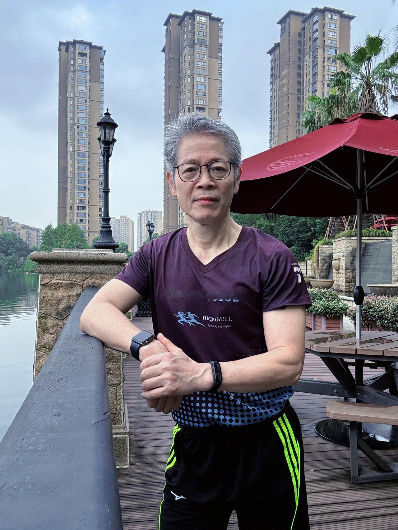 大家有没有发现，只要两天不跑步，整个人浑身都不舒服？
核心就是多巴胺和内啡肽在起