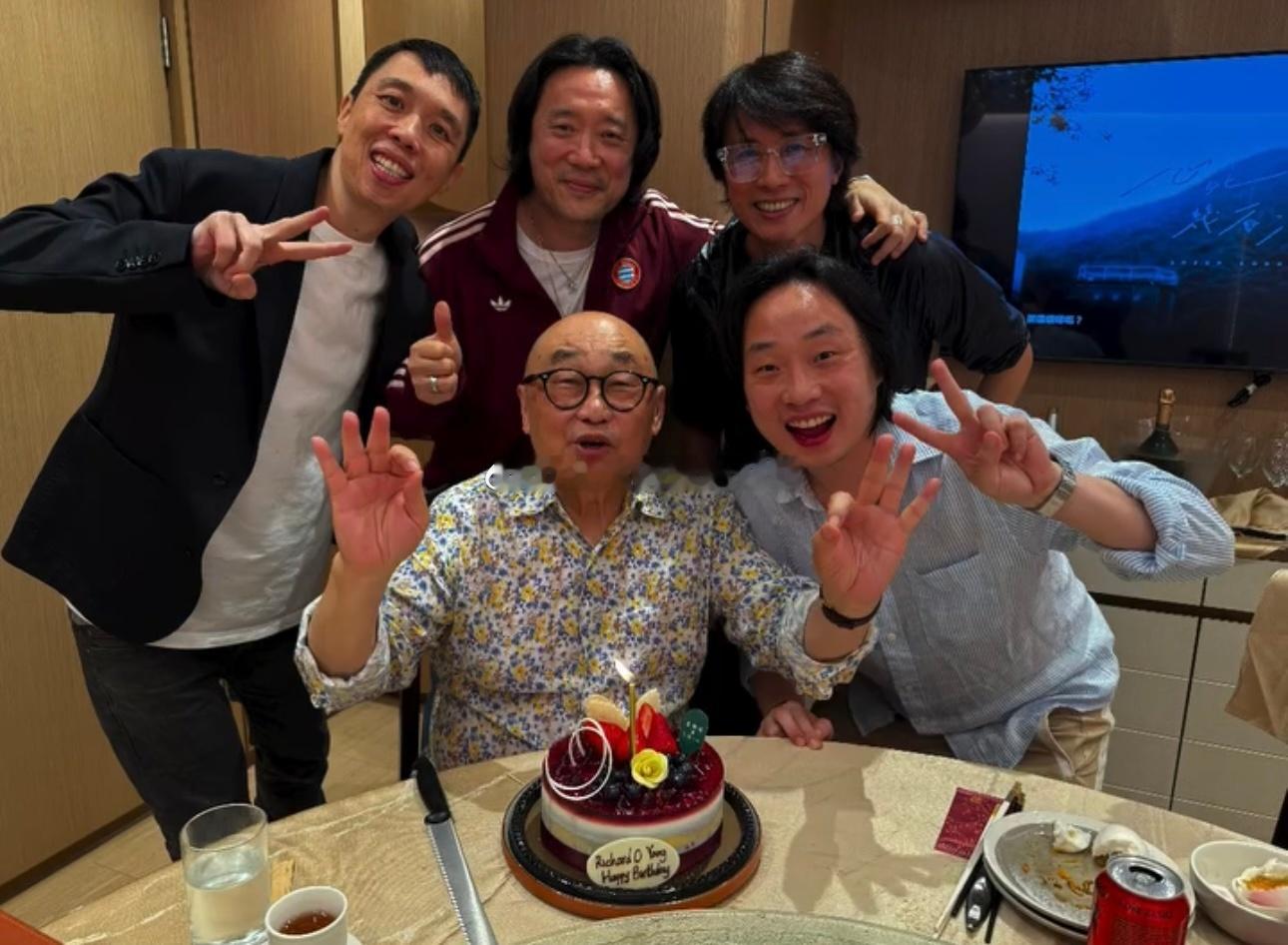欧阳万成爸爸生日，黄子华参加生日聚会。 ​​​