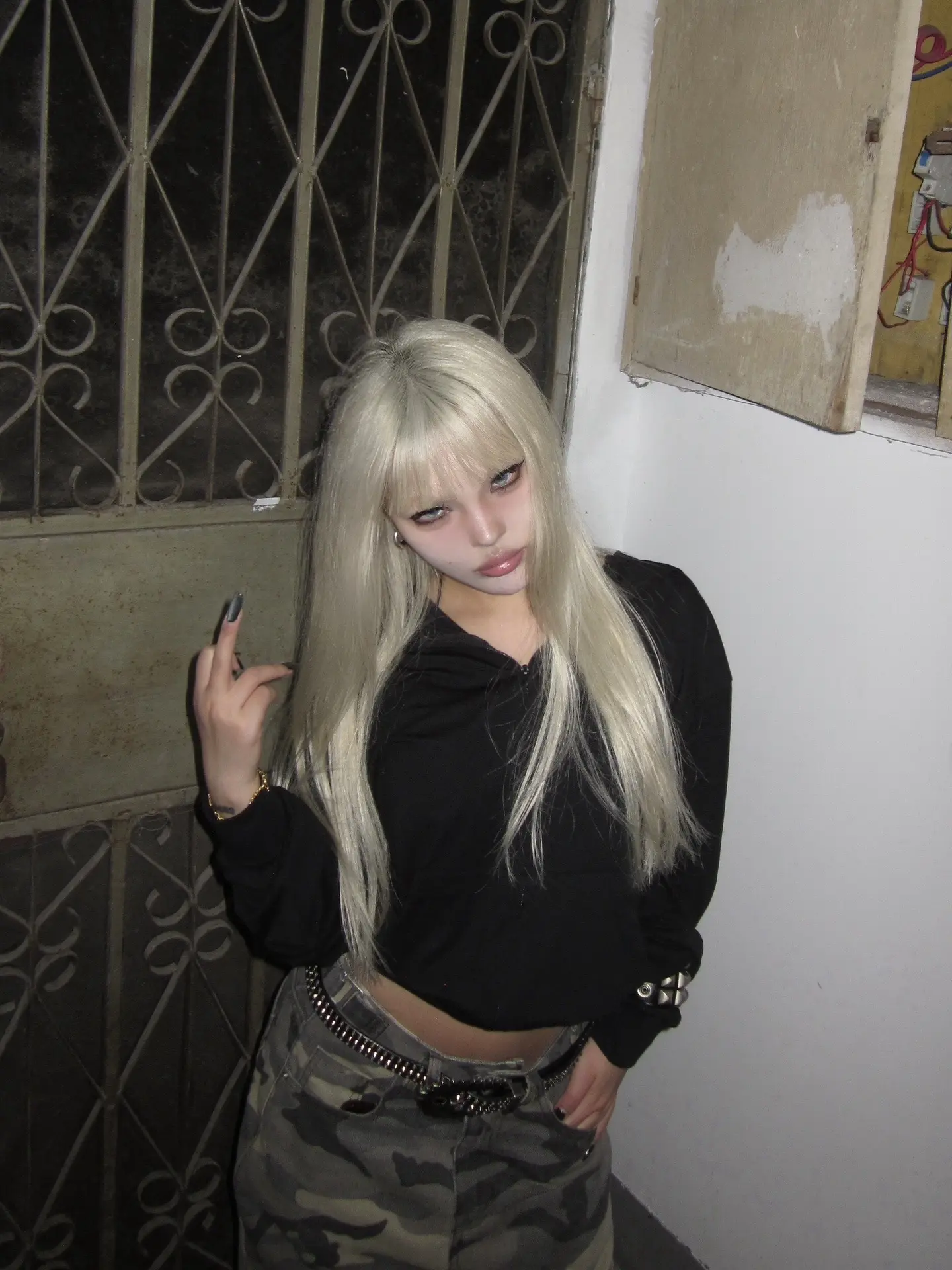 姐妹注意一下如果你感觉你老公不像真人 喂他吃一包老鼠药 如果死了的话就是老鼠