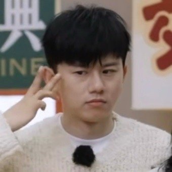 再次回看客栈还是会被这个穿毛衣看起来软软糯糯的小张杰可爱到 