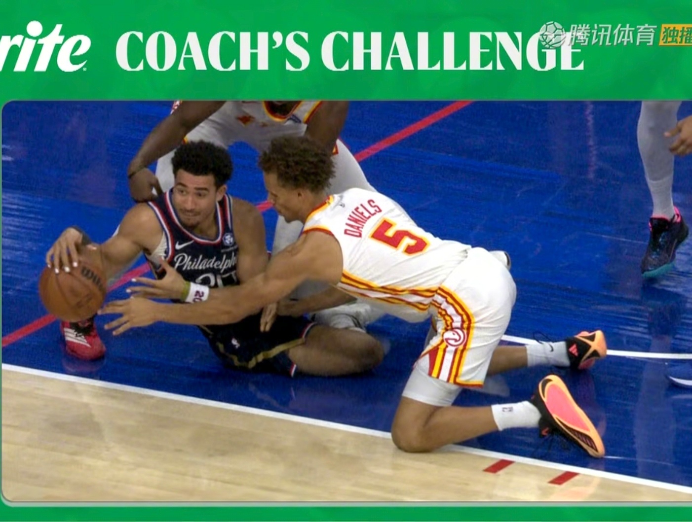 看76人和老鹰加时赛，一次挑战出界，似乎麦凯恩的双手指甲有点异样，是新的时尚吗，