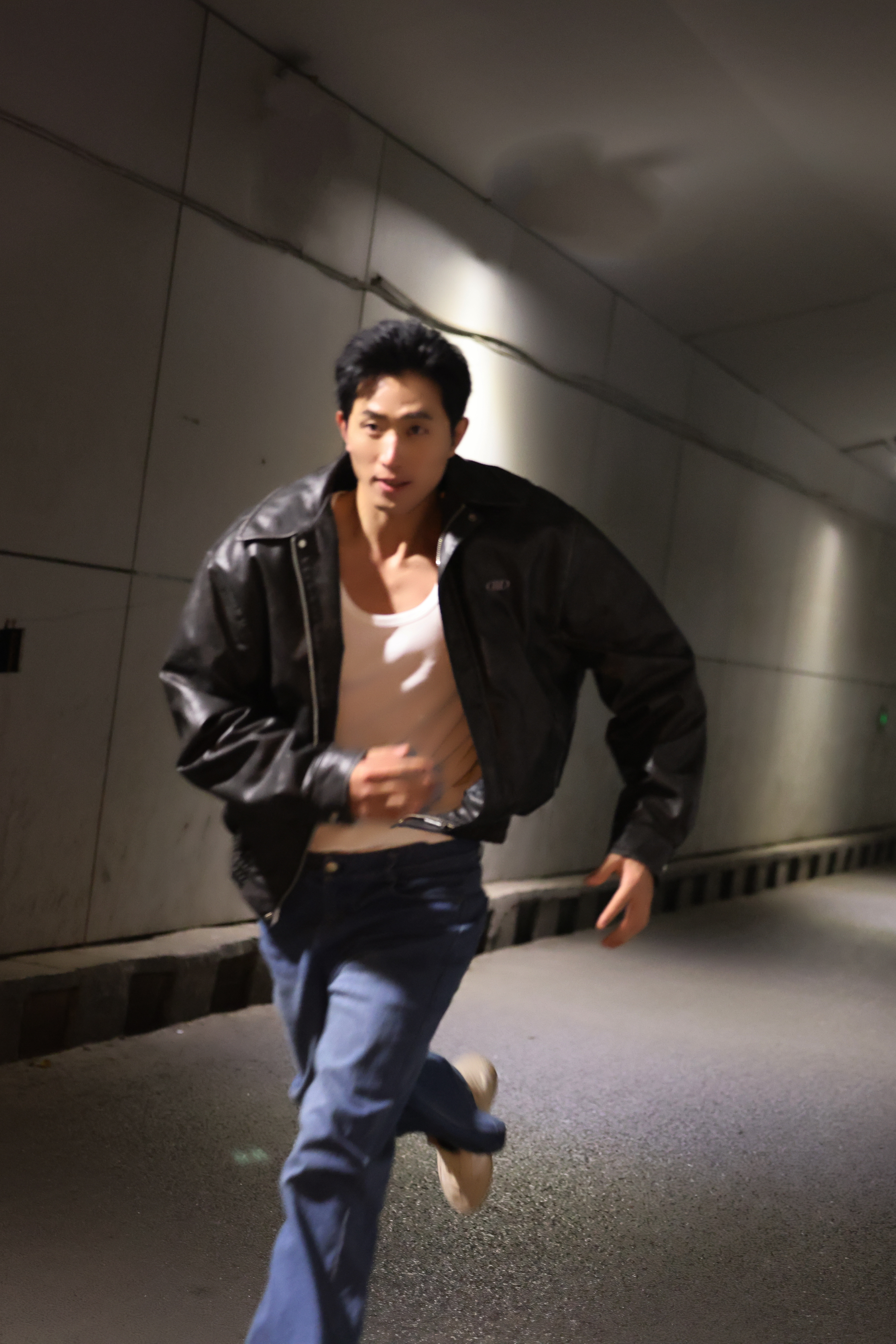 王凯沐背沟好深  我就说王凯沐不仅仅是一个很好的演员，身材也让人无话可说，屏幕外
