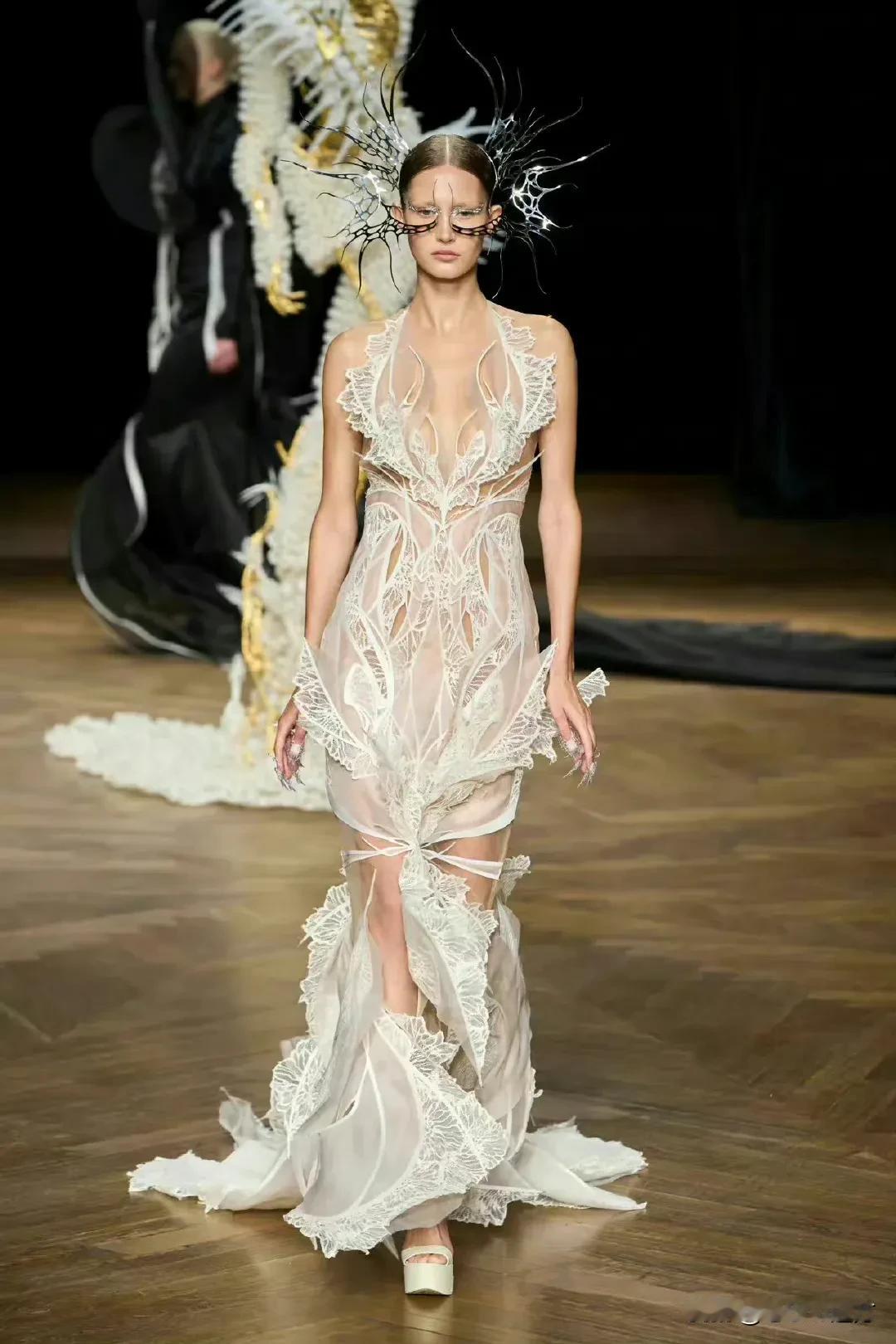 Iris van Herpen 澳大利亚新展览，这套礼服相信大家不会陌生，杨幂演