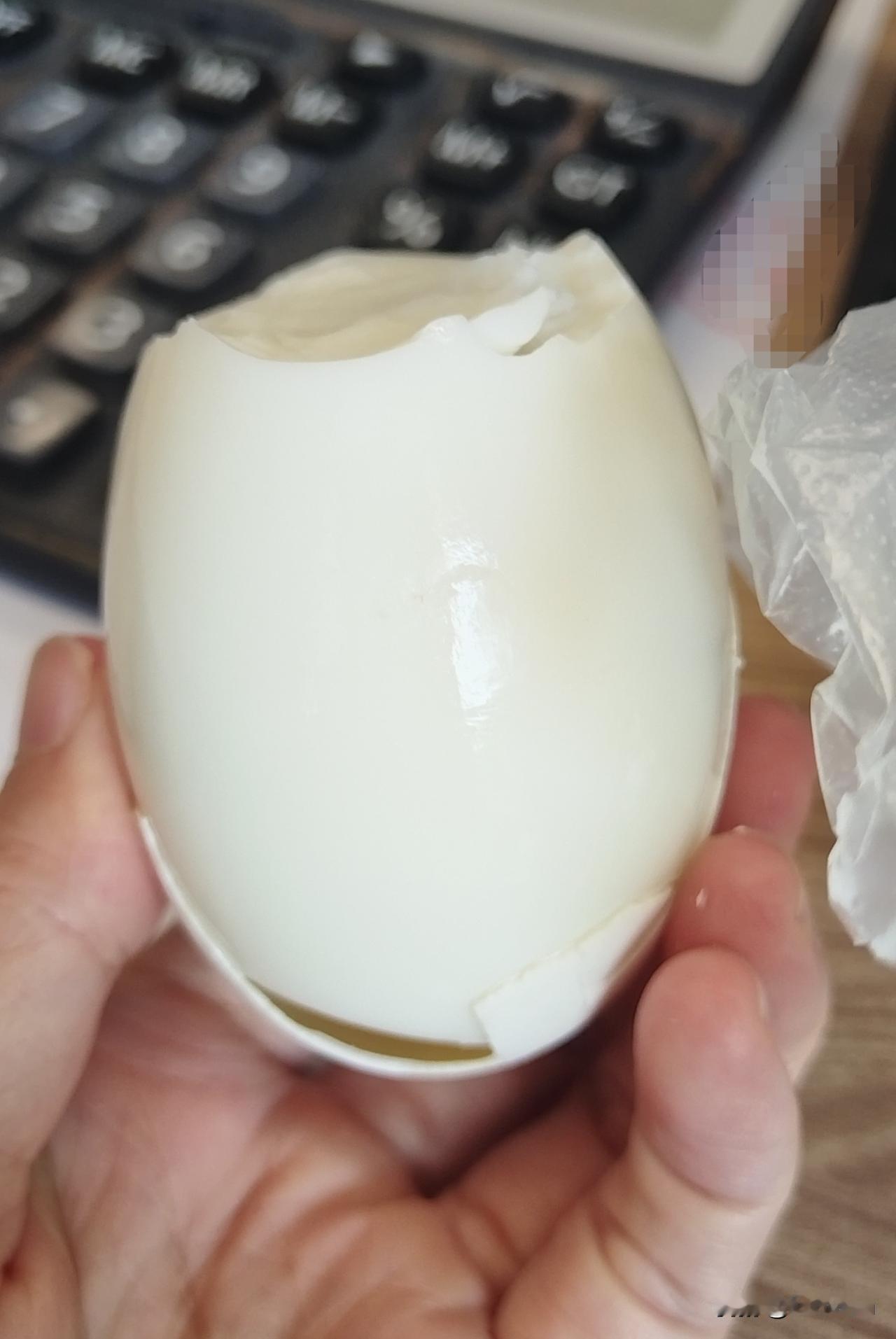 先补充一个大鹅蛋再继续搬砖吧。
鹅蛋已经腌了半个月，现在吃正好，带点咸咸的味道（