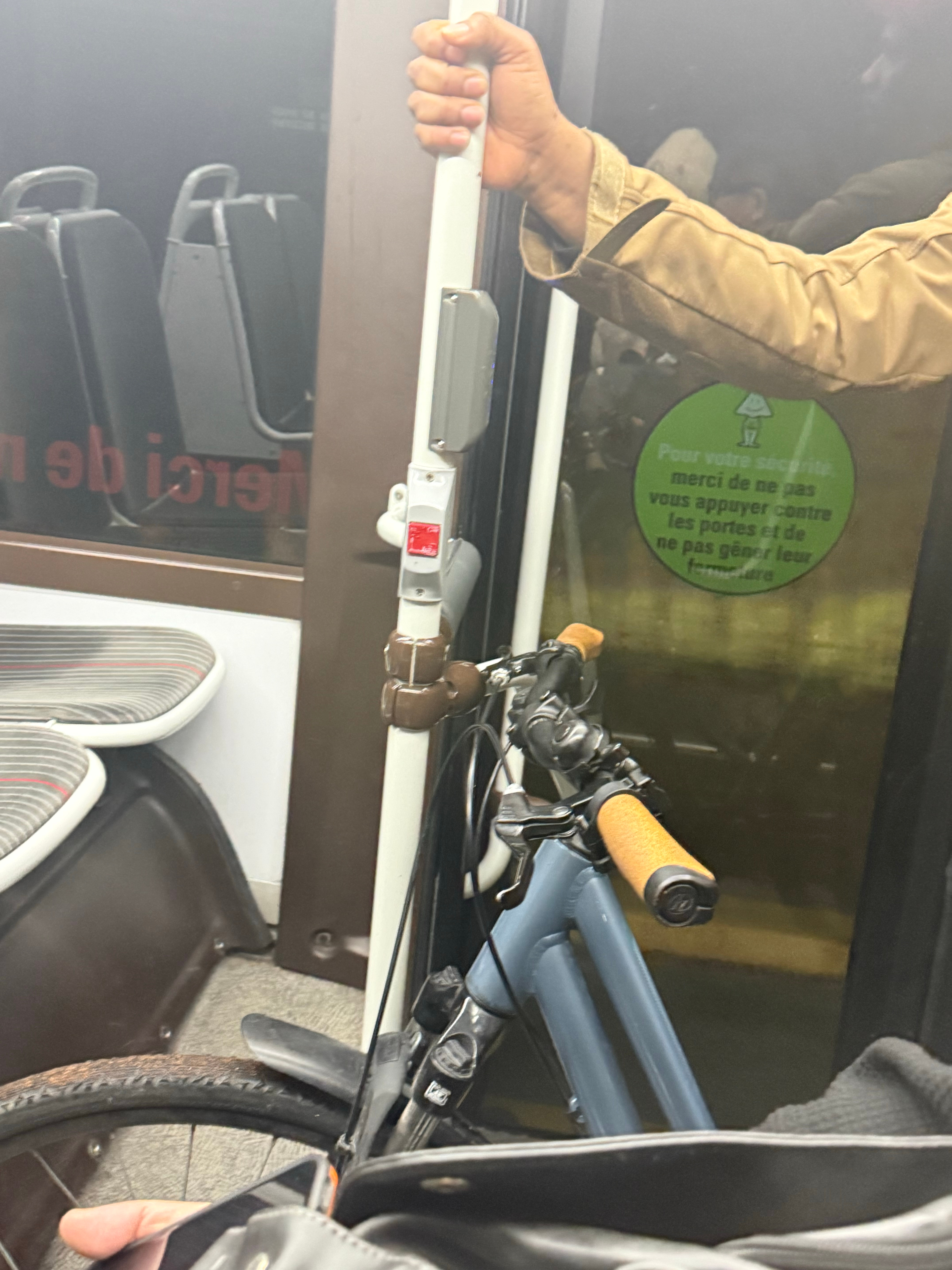 今天在里昂也看到他们自行车、滑板车啥的都可以带上公交车，猛的让我想起了，韩国的公